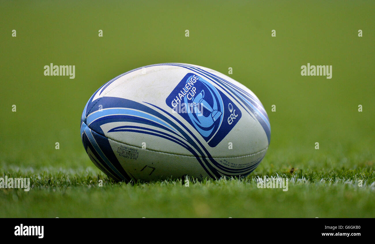 Vue générale d'une coupe officielle du défi Adidas Amlin d'ERC ballon de  rugby de marque sur le terrain Photo Stock - Alamy