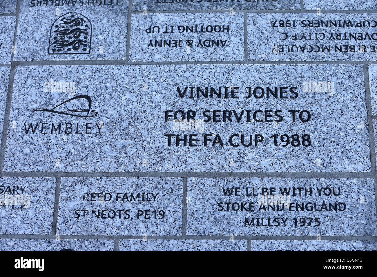 Une pierre en l'honneur de l'ancien footballeur Vinnie Jones on Wembley Way Banque D'Images