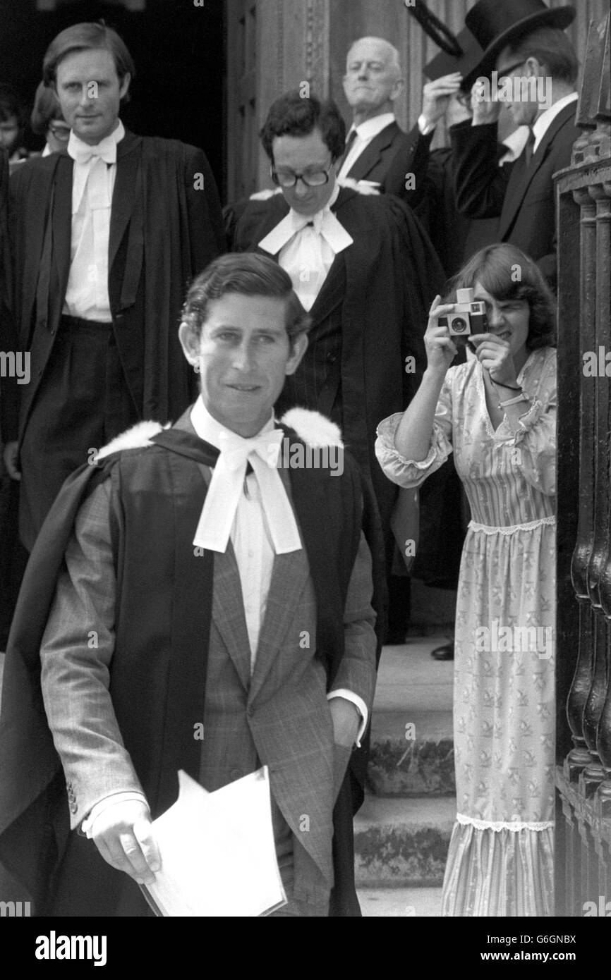 Le Prince Charles quitte la Maison du Sénat, à Cambridge, après avoir reçu sa maîtrise ès arts de l'université. À partir de 1967, le Prince a passé trois ans au Trinity College de Cambridge, où il a lu l'archéologie, l'anthropologie et l'histoire. Banque D'Images