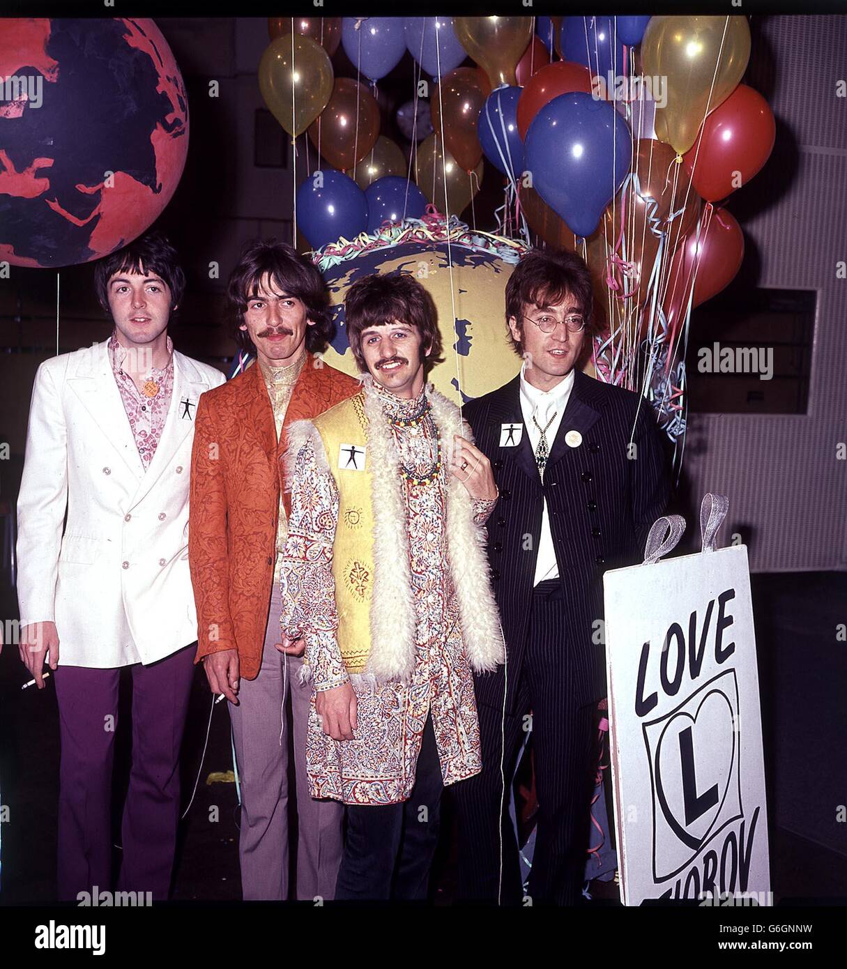Les Beatles lors d'une séance d'enregistrement à Londres.De gauche à droite : Paul McCartney, George Harrison, Ringo Starr et John Lennon.*16/12/03: Une maison de vente aux enchères sur Internet a prétendu, avoir la preuve que les Beatles se sont réunis en secret au milieu des années 1970 pour tenter d'enregistrer un album final.Le site Web est en cours de mise aux enchères d'une liste d'enregistrements et d'une bande, qui auraient été faits lors d'une session en 1976 qui s'est terminée par un différend entre les quatre fab. Banque D'Images Les Beatles lors d'une séance d'enregistrement à Londres.De gauche à droite : Paul McCartney, George Harrison, Ringo Starr et John Lennon.*16/12/03: Une maison de vente aux enchères sur Internet a prétendu, avoir la preuve que les Beatles se sont réunis en secret au milieu des années 1970 pour tenter d'enregistrer un album final.Le site Web est en cours de mise aux enchères d'une liste d'enregistrements et d'une bande, qui auraient été faits lors d'une session en 1976 qui s'est terminée par un différend entre les quatre fab. Banque D'Images