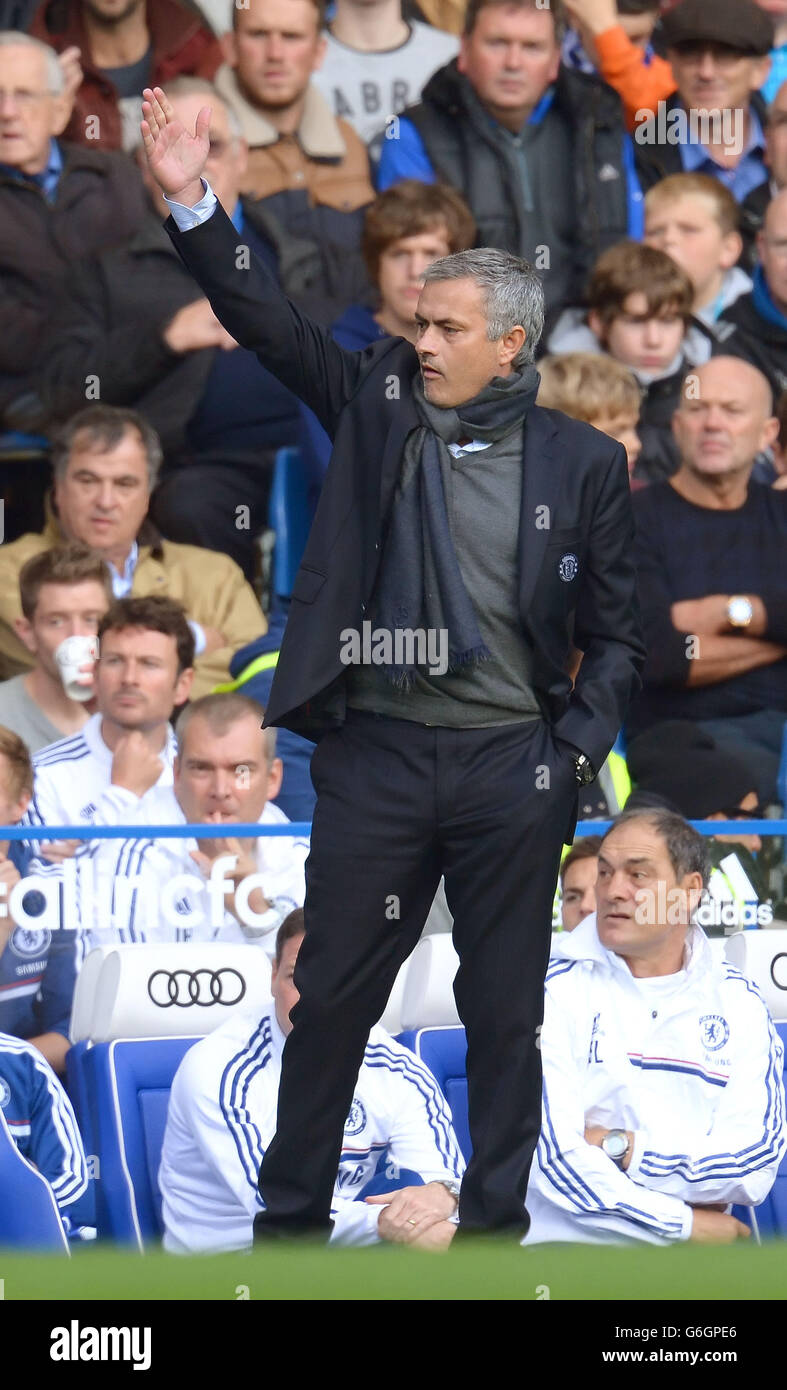 Football - Barclays Premier League - Chelsea / Cardiff City - Stamford Bridge.José Mourinho, directeur de Chelsea, réagit au toucher lors du match de la Barclays Premier League à Stamford Bridge, Londres. Banque D'Images