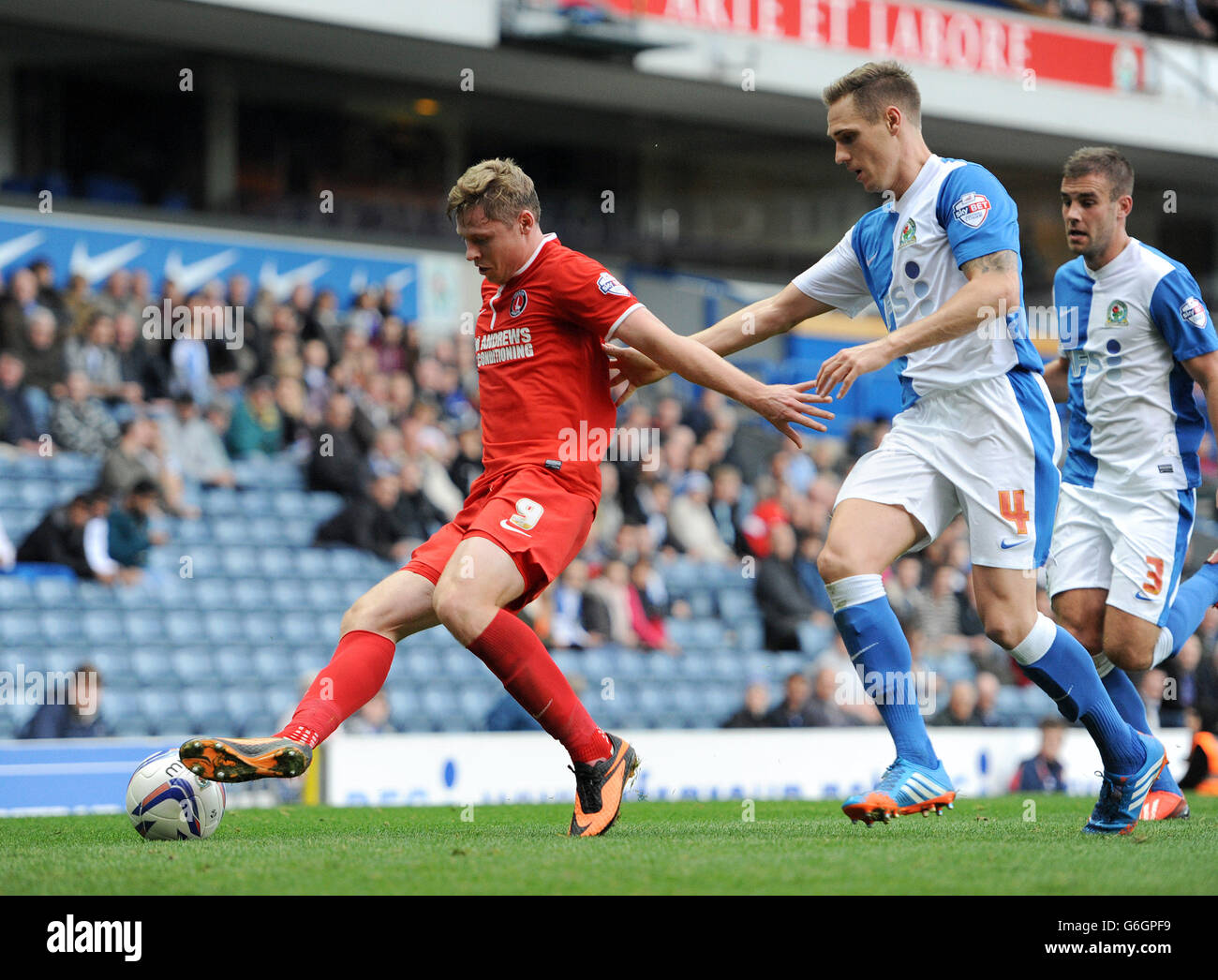 Matt Kilgallon (à droite) de Blackburn Rovers et Simon Church de Charlton Athletic se battent pour le ballon lors du match de championnat Sky Bet à Ewood Park, Blackburn. Banque D'Images