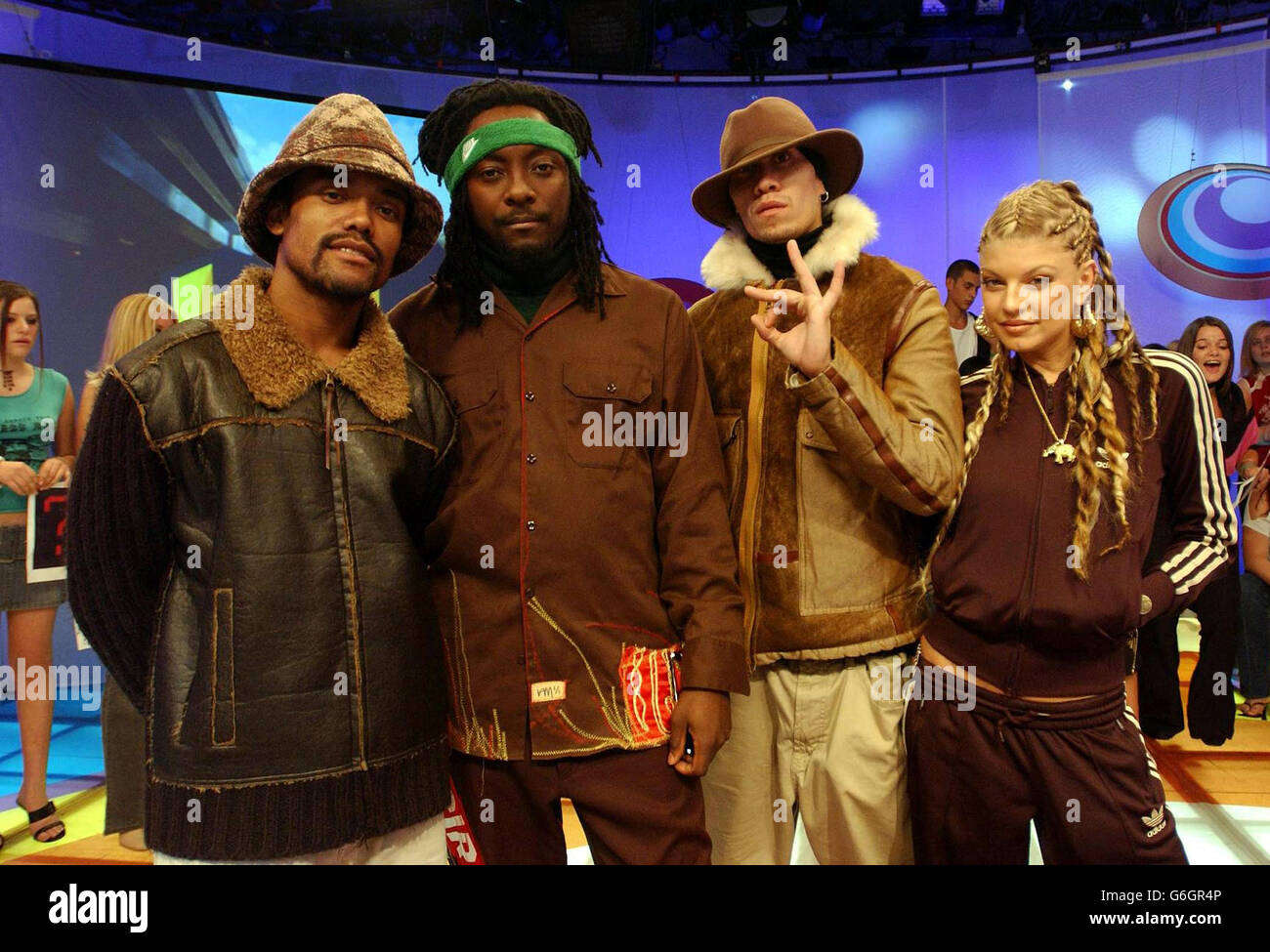 American Hip Hop Group The Black Eyed Peas apparaissant sur le spectacle MTV TRL UK au studio MTV à Camden, dans le nord de Londres. *06/10/03: American Hip Hop groupe les Black Eyed Peas qui ont accroché à la place supérieure dans les tableaux pour la cinquième semaine de course, ce qui en fait la plus longue course depuis cinq ans. Où est l'Amour ? - leur réponse aux attaques terroristes du 11 septembre - a combattu la compétition de l'ancienne star du S Club Rachel Stevens avec Sweet Dreams My LA ex. Banque D'Images