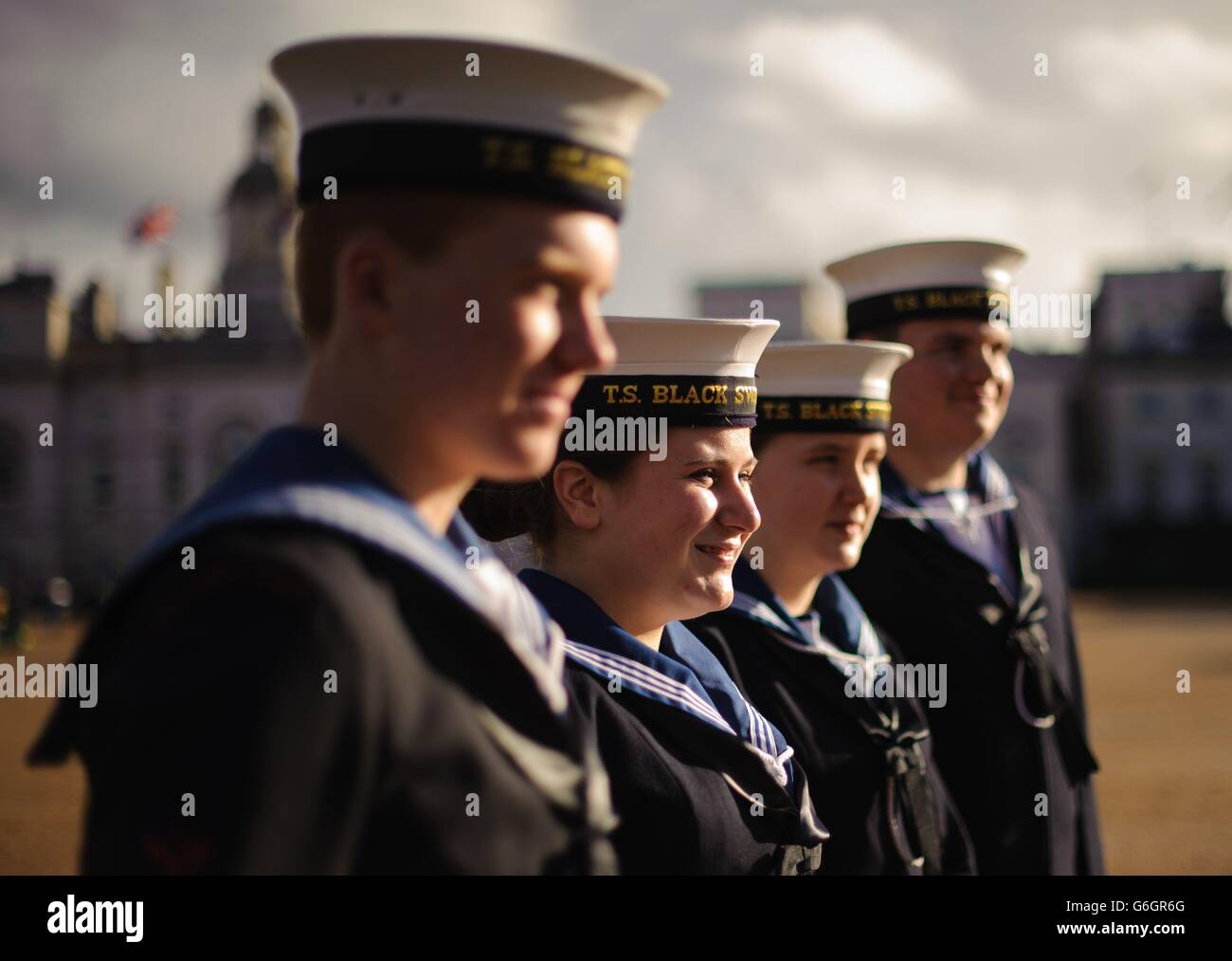 Les cadets de la Marine se sont produits à la Horse Guards Parade de Westminster, dans le centre de Londres, avant la Trafalgar Day Parade, où se trouvent des centaines de cadets marquant l'anniversaire de la bataille de Trafalgar. Banque D'Images
