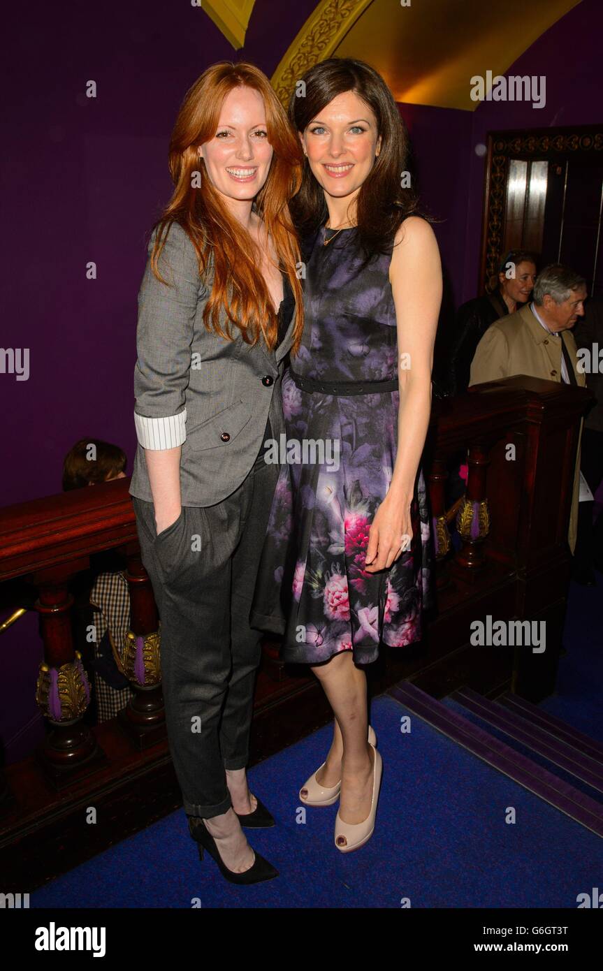 Clare Foster et Josefina Gabrielle arrivent à la projection de « Merrily We Roll Along », à Cineworld Haymarket, dans le centre de Londres. Banque D'Images