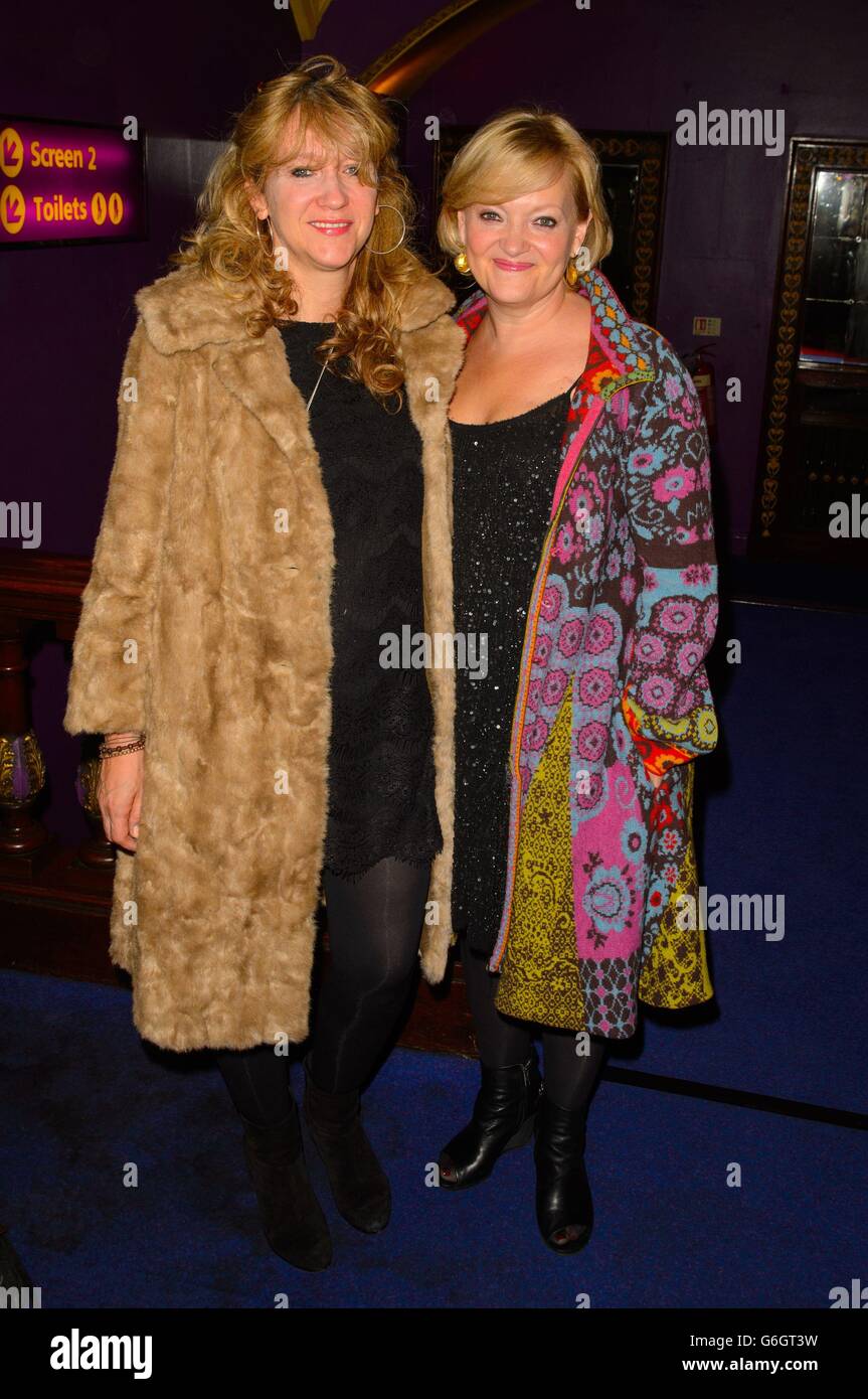 Sonia Friedman et Maria Friedman, directrice, arrivent à la projection de « Merrily We Roll Along », à Cineworld Haymarket, dans le centre de Londres. Banque D'Images