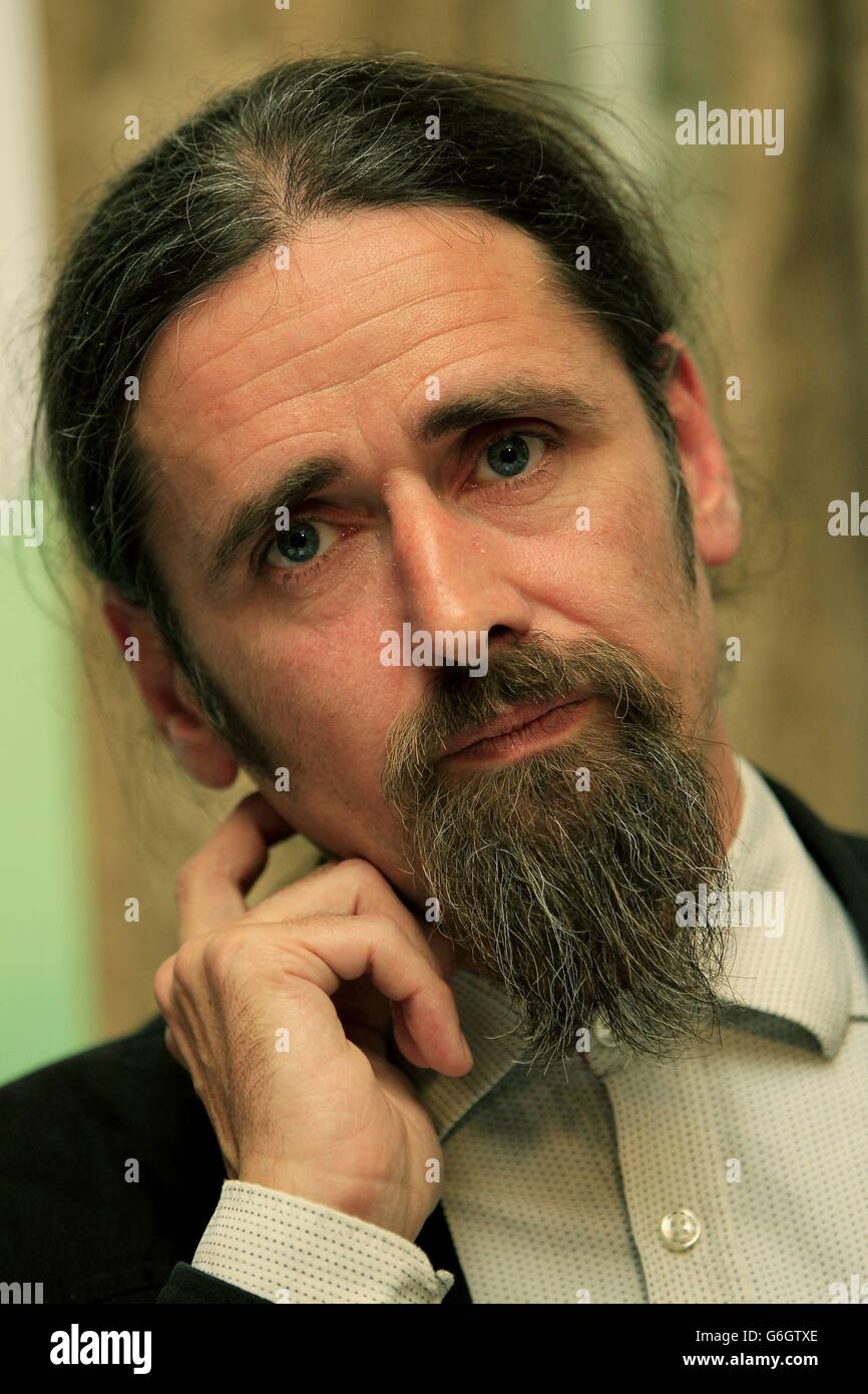 Le TD indépendant Luke Ming Flanagan lors d'une conférence de presse à l'hôtel Buswells, dans la rue Molesworth, à Dublin, où il a déclaré que la dépénalisation du cannabis pourrait permettre à l'Irlande d'économiser 300 millions d'euros (256 millions de livres sterling) par an. Banque D'Images