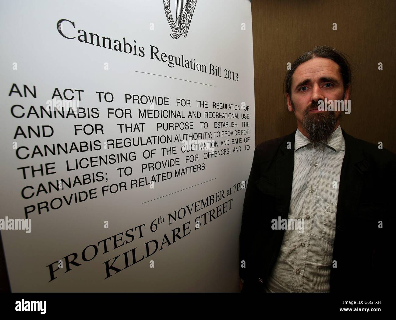 Le TD indépendant Luke Ming Flanagan lors d'une conférence de presse à l'hôtel Buswells, dans la rue Molesworth, à Dublin, où il a déclaré que la dépénalisation du cannabis pourrait permettre à l'Irlande d'économiser 300 millions d'euros (256 millions de livres sterling) par an. Banque D'Images