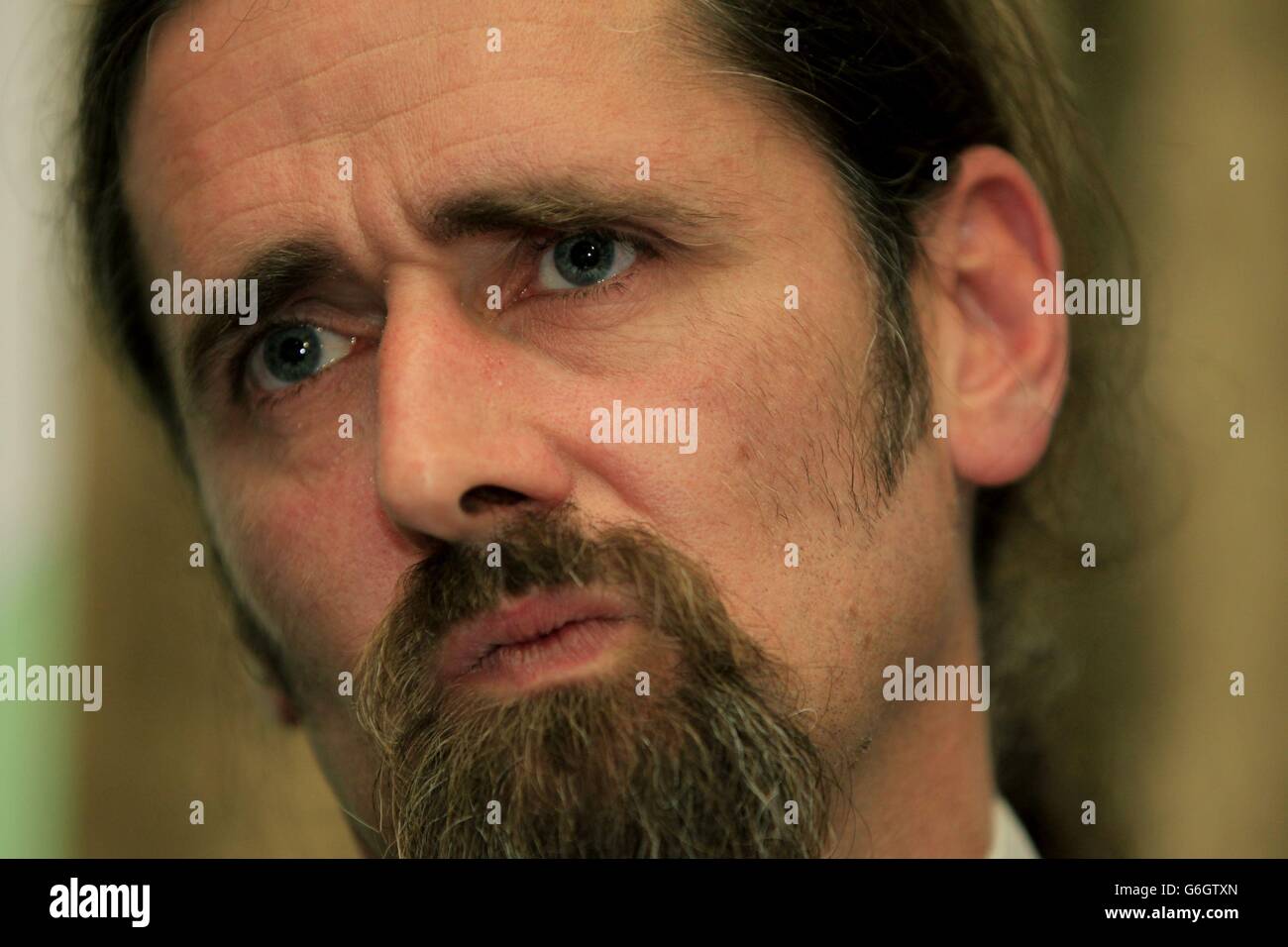 Le TD indépendant Luke Ming Flanagan lors d'une conférence de presse à l'hôtel Buswells, dans la rue Molesworth, à Dublin, où il a déclaré que la dépénalisation du cannabis pourrait permettre à l'Irlande d'économiser 300 millions d'euros (256 millions de livres sterling) par an. Banque D'Images