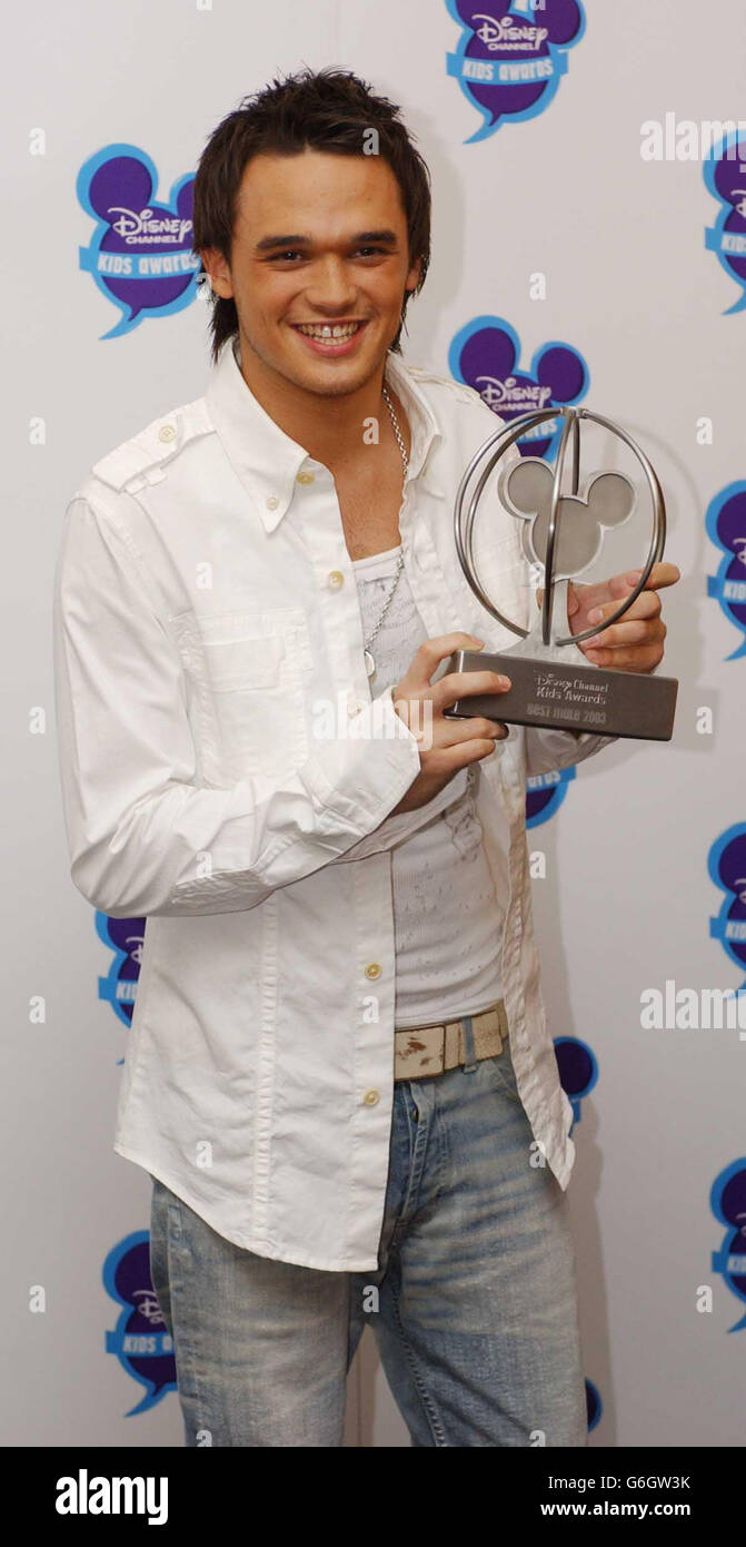 Le chanteur de pop Gareth Gates a reçu le prix du meilleur artiste masculin lors des prix Disney Channel Kids au Royal Albert Hall de Londo. Banque D'Images