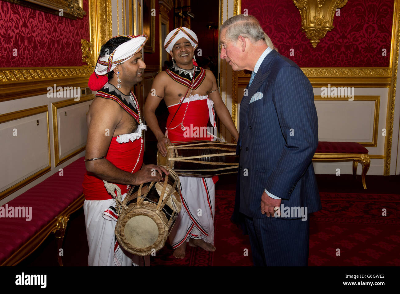 Le prince de Galles et la duchesse de Cornwall rencontrent deux batteurs sri-lankais après une représentation à Clarence House, dans le centre de Londres.La réception était destinée aux membres des communautés indiennes britanniques et sri-lankaises, avant la visite du prince de Galles et de la duchesse de Cornouailles en Inde et au Sri Lanka en novembre. Banque D'Images