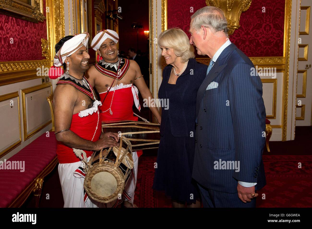 Le prince de Galles et la duchesse de Cornwall rencontrent deux batteurs sri-lankais après une représentation à Clarence House, dans le centre de Londres.La réception était destinée aux membres des communautés indiennes britanniques et sri-lankaises, avant la visite du prince de Galles et de la duchesse de Cornouailles en Inde et au Sri Lanka en novembre. Banque D'Images