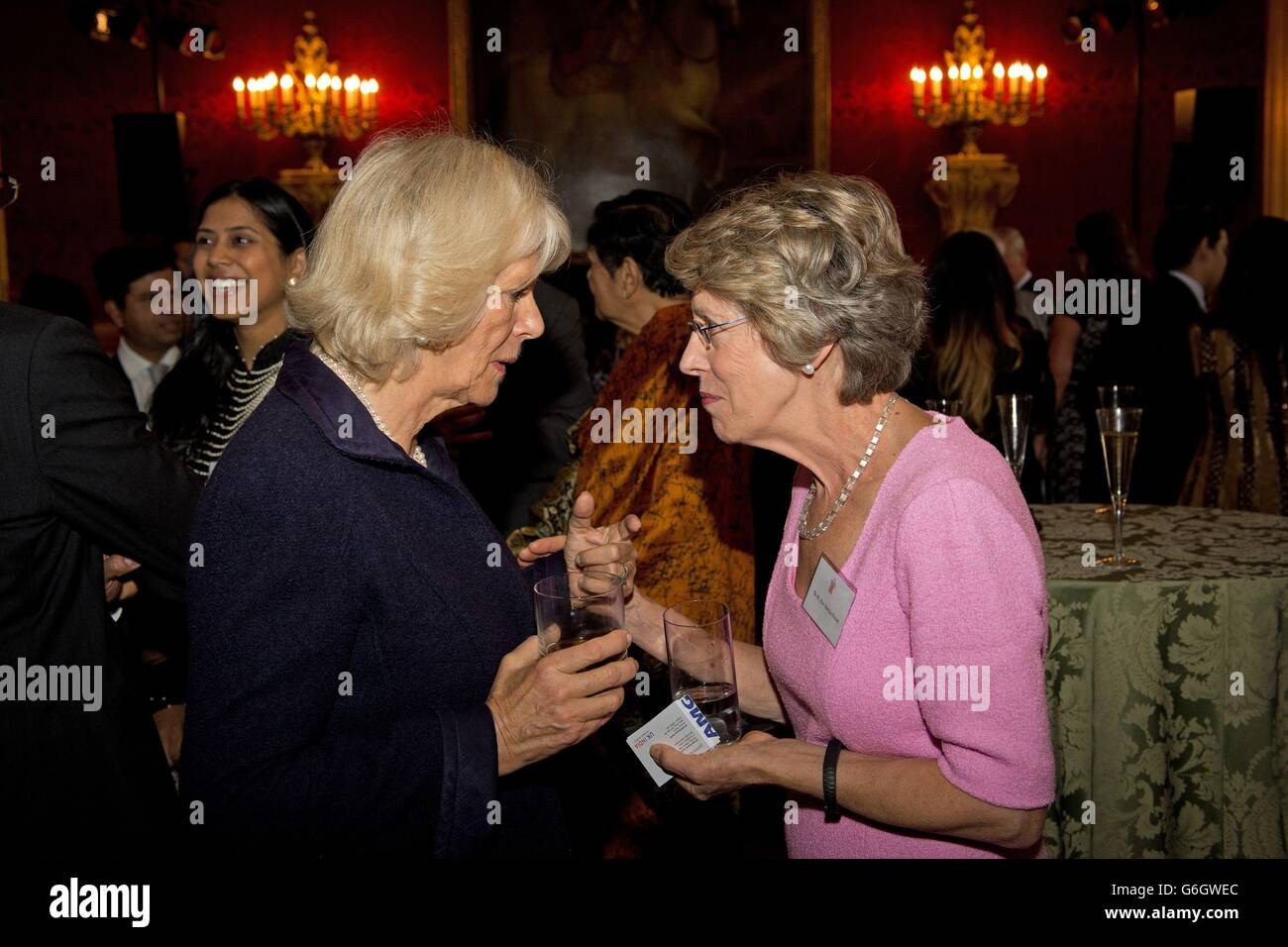La duchesse de Cornwall s'entretient avec la politicienne britannique Patricia Hewitt (à droite) lors d'une réception à Clarence House, dans le centre de Londres. La réception était destinée aux membres des communautés indiennes britanniques et sri-lankaises, avant la visite du prince de Galles et de la duchesse de Cornouailles en Inde et au Sri Lanka en novembre. Banque D'Images