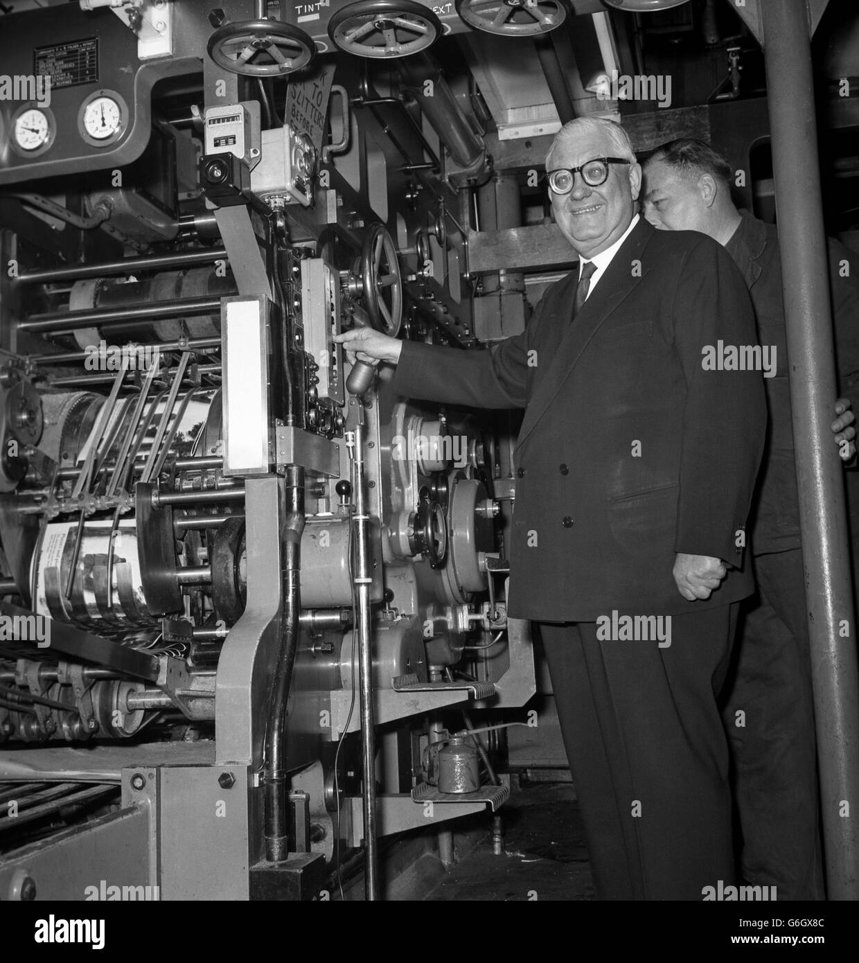 Roy Thomson appuie sur un bouton pour lancer les presses à imprimer la nouvelle section de couleur pour son journal du dimanche, The Sunday Times, à Sun Printers Ltd, Watford. Le magazine sera inclus dans le journal du dimanche prochain. Banque D'Images