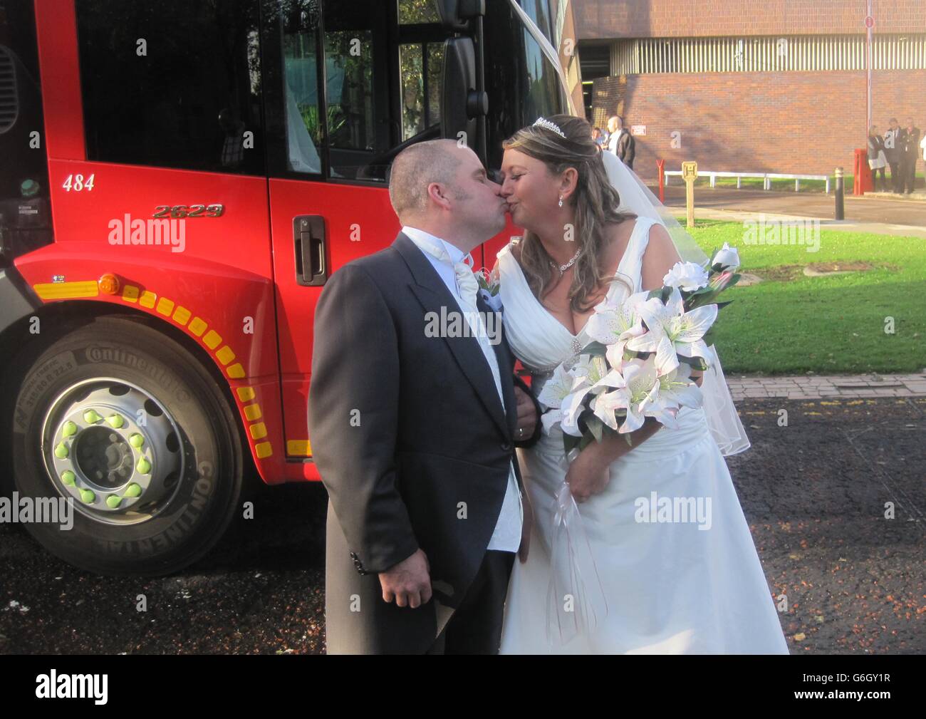 Paul Suworthy et Claire Fallon lors de leur mariage au centre civique du conseil municipal de Sunderland, devant un wagon rouge du conseil. Banque D'Images