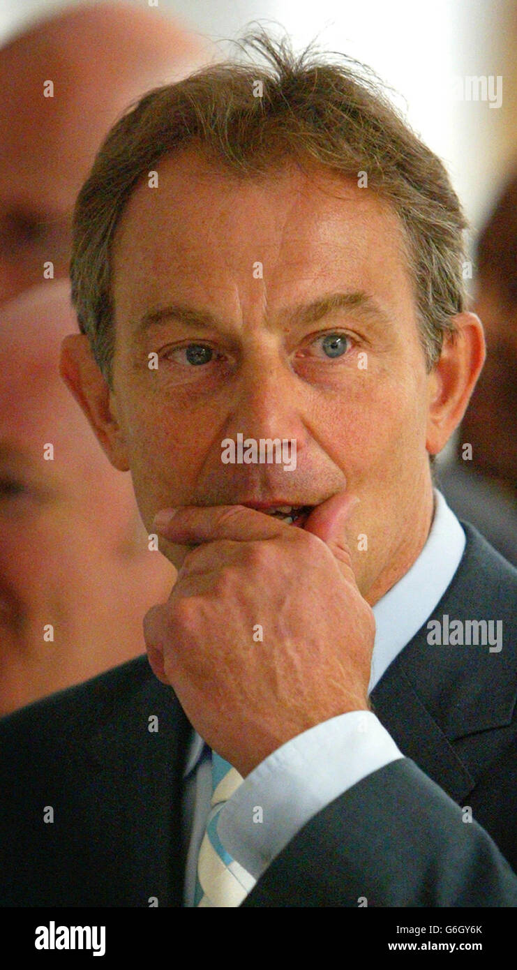 Le Premier ministre Tony Blair lors de sa visite à l'aile jubilée d'or de 60 millions de l'hôpital King's College à Denmark Hill, dans le sud de Londres. L'aile, qui a ouvert l'année dernière avant le calendrier prévu, a été construite à l'aide de la controversée Private Finance Initiative contrée par certains syndicats. Après sa visite, M. Blair a demandé s'il cautionnait le comportement de M. Campbell à propos de l'affaire David Kelly : « Je comprends parfaitement pourquoi vous voulez me poser des questions sur l'enquête Hutton, mais laissez cette enquête avoir lieu. Entre-temps, allons-y avec d'autres choses, par exemple dans le NHS ici. Banque D'Images