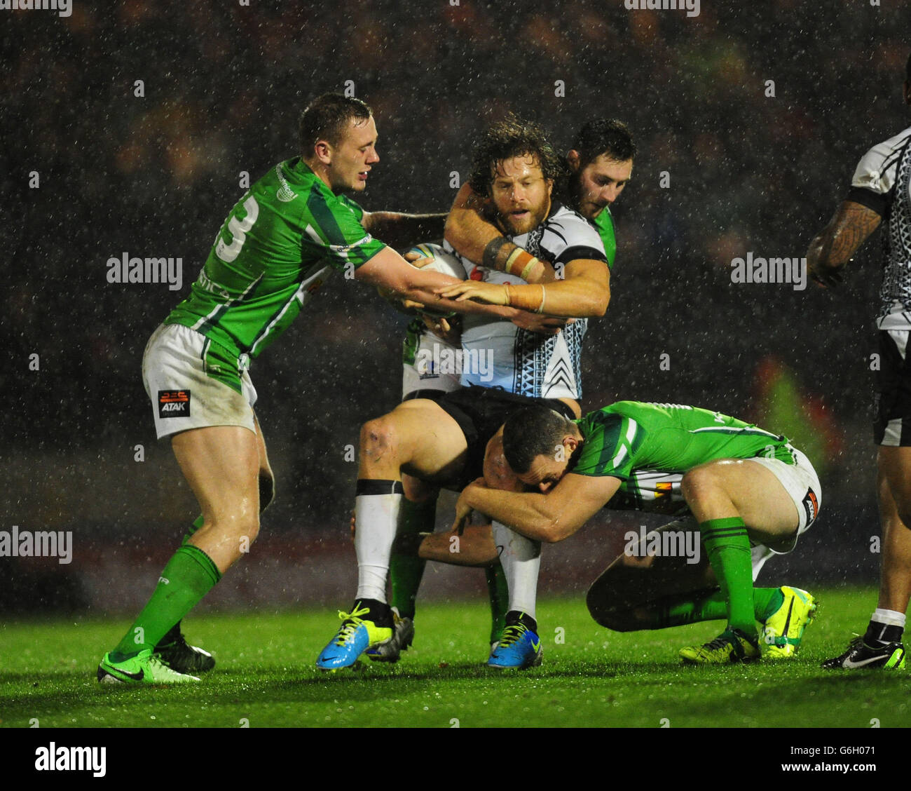 Ashton Sims, de Fidji, est attaqué par Ben Currie (à gauche), Kurt Haggerty et James Hasson (à droite), en Irlande, lors du match de la coupe du monde 2013 à Spotland, Rochdale. Banque D'Images