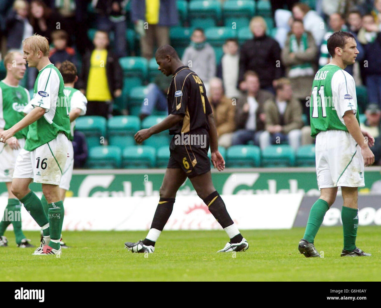 : le Celtic Bobo Balde a envoyé par l'arbitre Alan Freeland, lors de leur match de la Bank of Scotland Scottish Premiership au terrain de la route de Pâques d'Hibernian, à Édimbourg. Banque D'Images