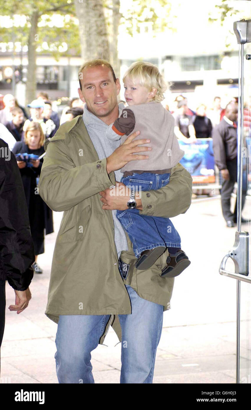 Lawrence Dallaglio trouvant Nemo.Lawrence Dallaglio à The Finding Nemo UK film Premiere, Odeon, Leicester Square. Banque D'Images