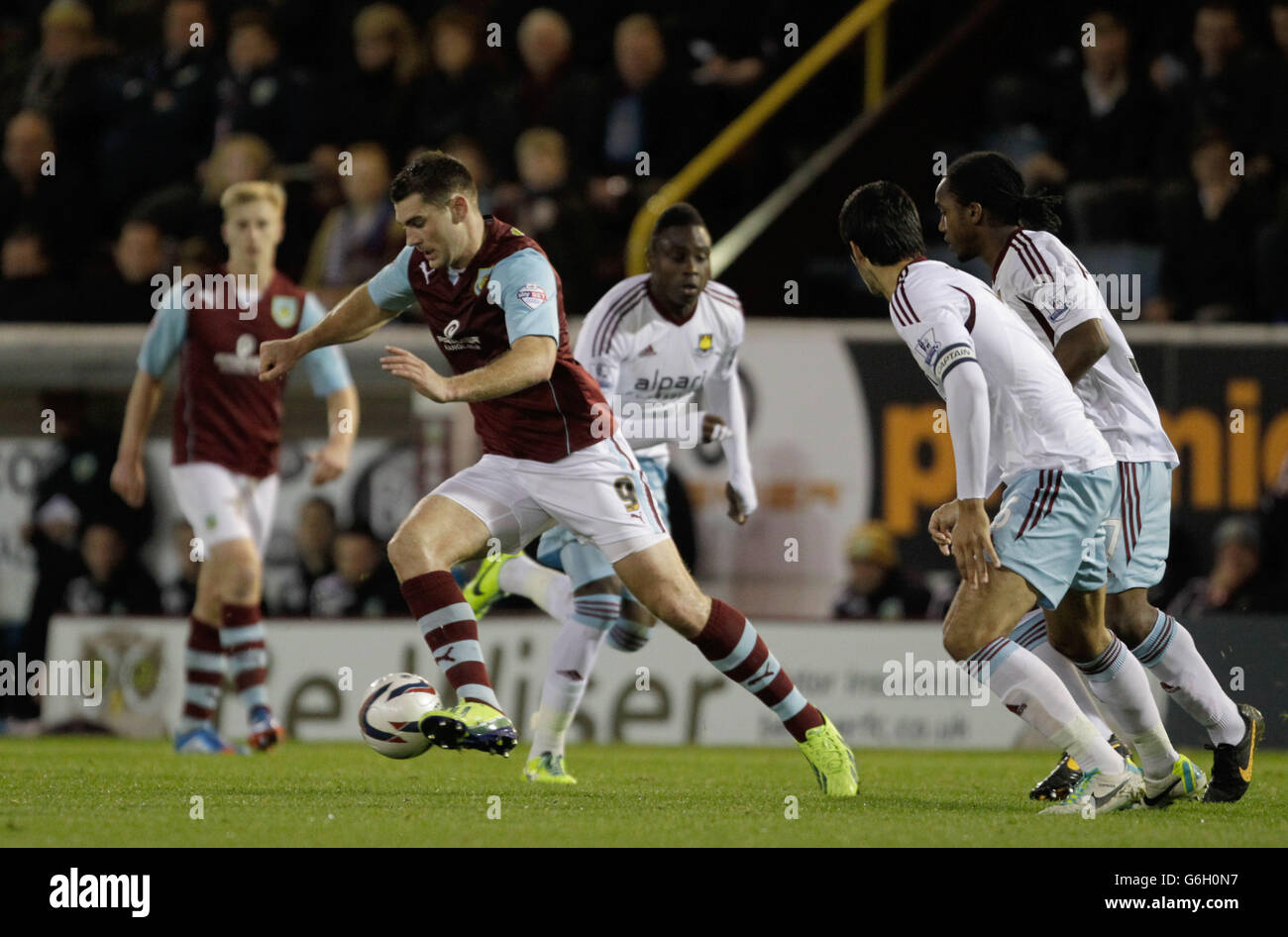 Sam Vokes de Burnley (à gauche) tente de faire le tour des joueurs de West Ham United pendant la coupe Capital One, quatrième tour de match à Turf Moor, Burnley. Banque D'Images