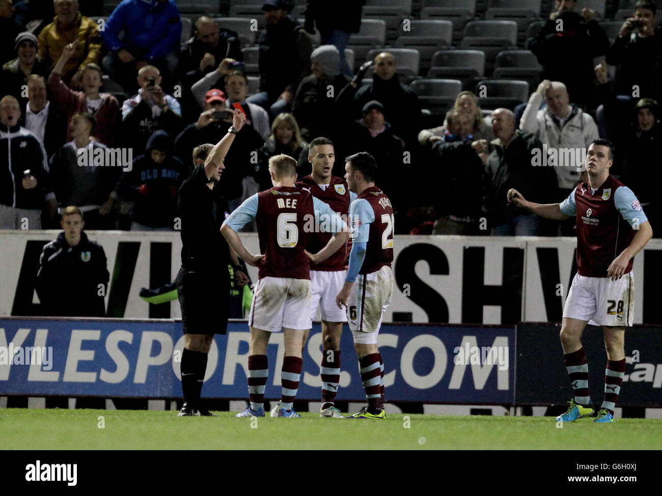 Robert Madley présente une carte rouge à Keith Tracy de Burnley lors de la coupe Capital One, quatrième tour de match à Turf Moor, Burnley. Banque D'Images