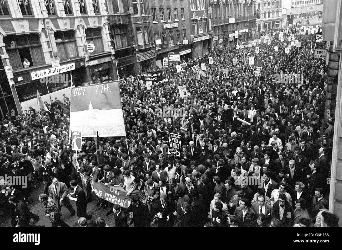 27 OCTOBRE: CE JOUR EN 1968, UNE MARCHE PACIFIQUE ANTI-GUERRE S'EST TRANSFORMÉE EN UNE IMPORTANTE ÉMEUTE PA PHOTO D'ACTUALITÉ 27/10/68 UNE MASSE SOLIDE DE MANIFESTANTS EN PROTESTATION À FLEET STREET, LONDRES POUR LA MANIFESTATION ANTI-GUERRE DU VIETNAM Banque D'Images