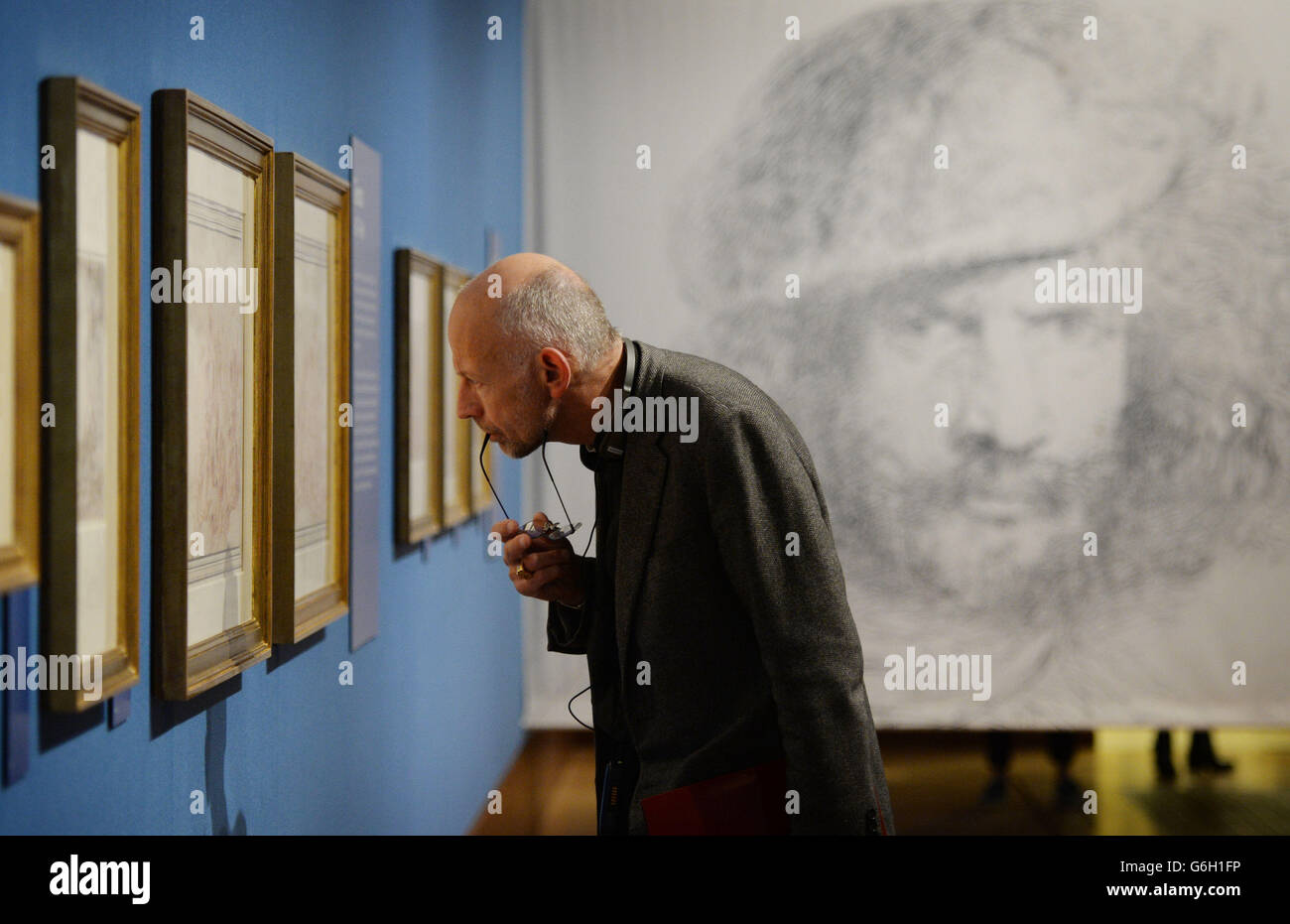 Un visiteur regarde une exposition de travaux du dessinateur Giovanni Benedetto Castiglione du XVIIe siècle qui est exposé à la Queen's Gallery de Buckingham Palace à Londres. Banque D'Images