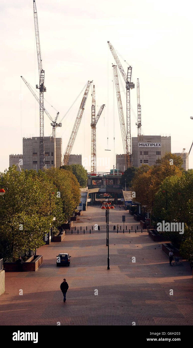 Les travaux sont en cours au stade Wembley, cinq semaines avant le calendrier. L'arche géante, remplaçant les Twin Towers comme nouveau logo Wembley, devrait être levée au début de la nouvelle année, a déclaré Wembley National Stadium Limited. L'annonce vient du premier anniversaire des travaux de construction du nouveau stade de 757 millions. Banque D'Images