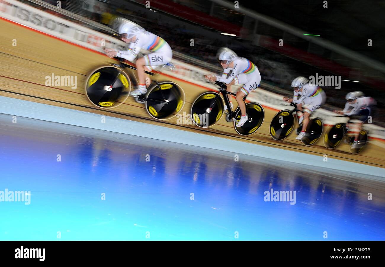 Great Britan's (de gauche à droite) Laura Trott, Dani King, Elinor Barker et Joanna Rowsell, sur leur chemin pour battre le record du monde dans l'équipe féminine , poursuite pendant le premier jour de la coupe du monde de cyclisme sur piste UCI 2013 au Centre National de Cycling, Manchester. Banque D'Images