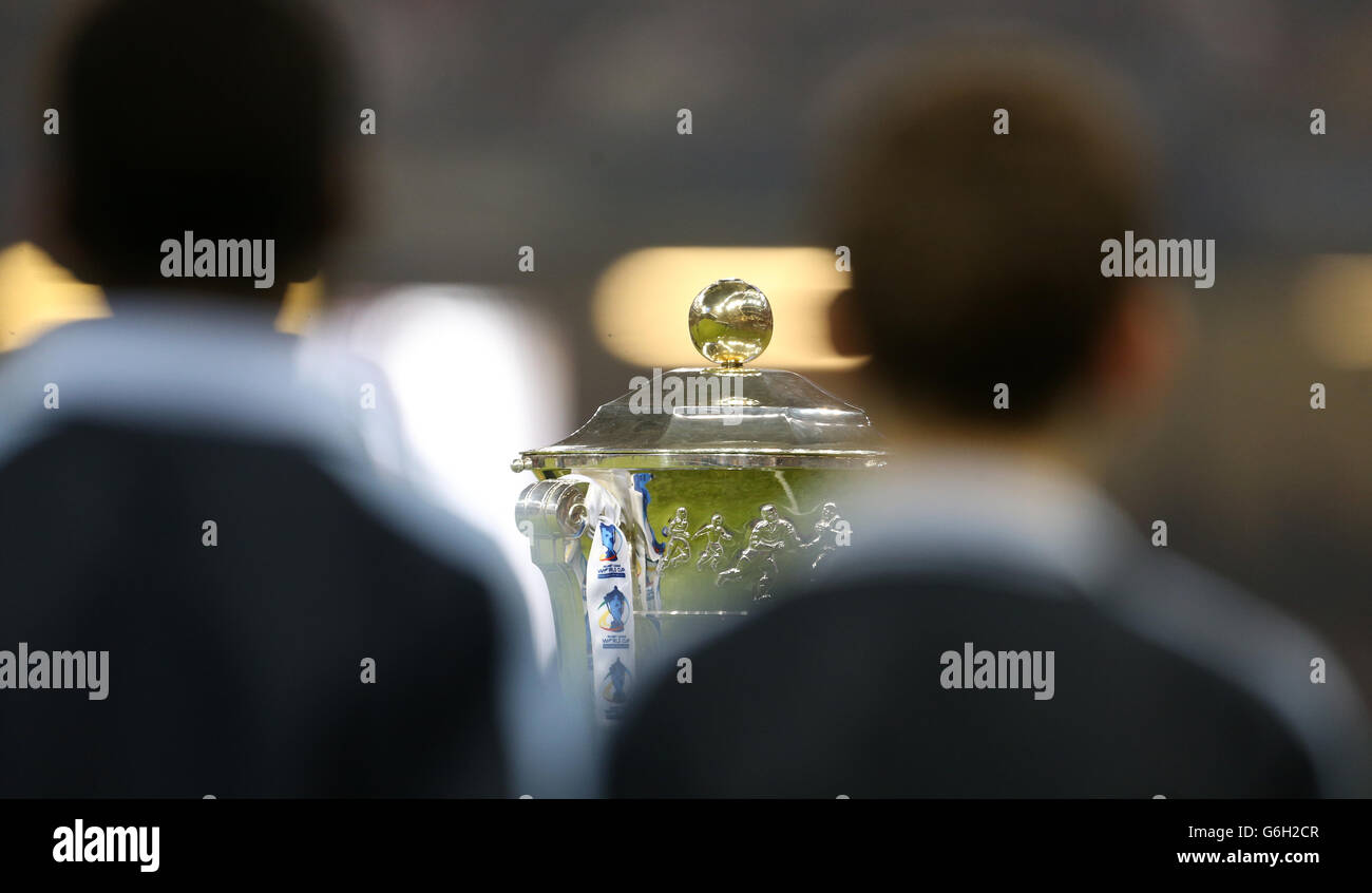 Rugby League - coupe du monde 2013 - Groupe A - Angleterre / Australie - Millennium Stadium. Le trophée de la coupe du monde s'affiche avant le coup d'envoi Banque D'Images