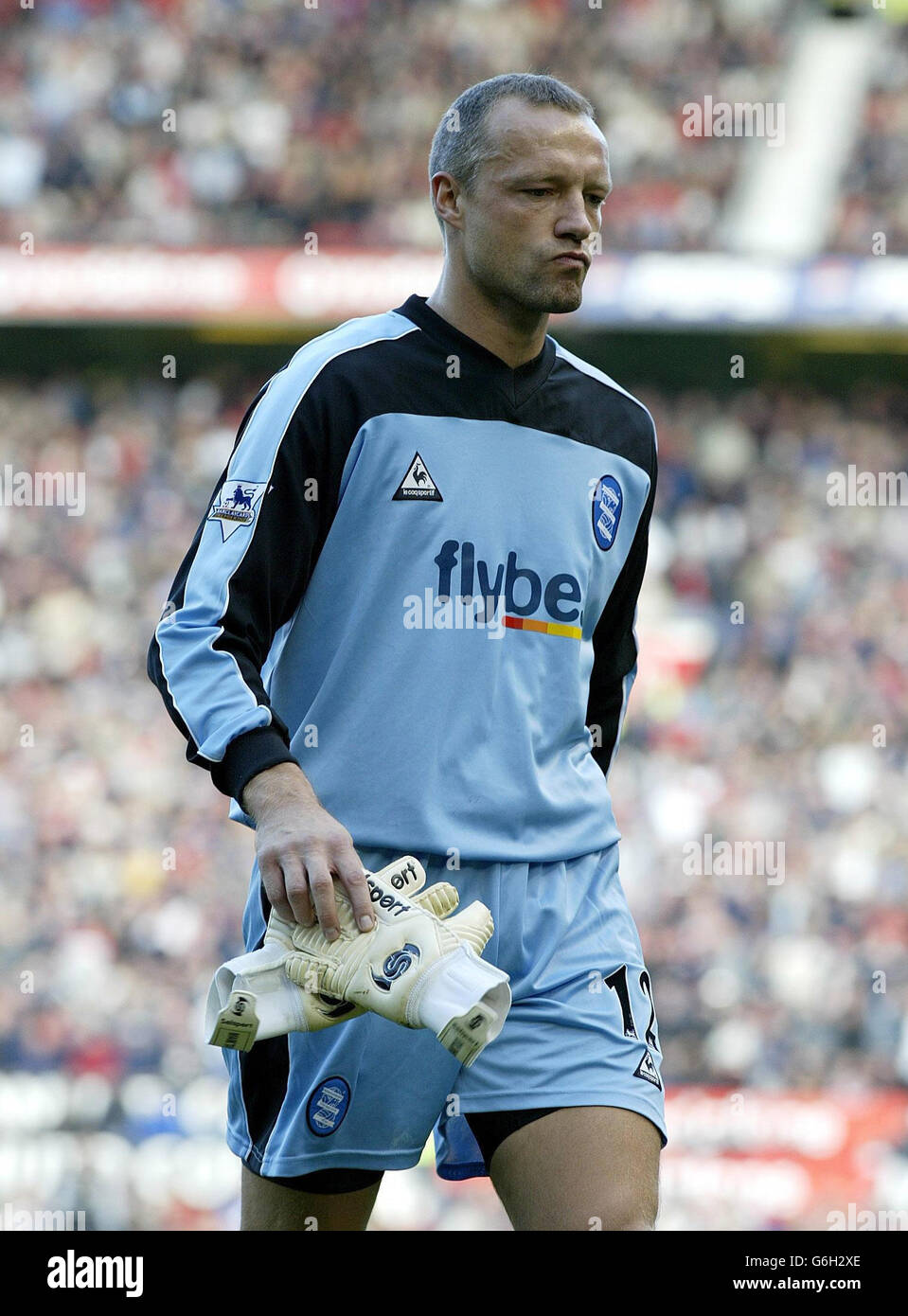 Maik Taylor, gardien de but de Birmingham City, quitte le terrain après avoir été envoyé contre Manchester United lors de son match de First ership de FA Barclaycard à Old Trafford, Manchester. Manchester United a gagné le match 3-0. Banque D'Images