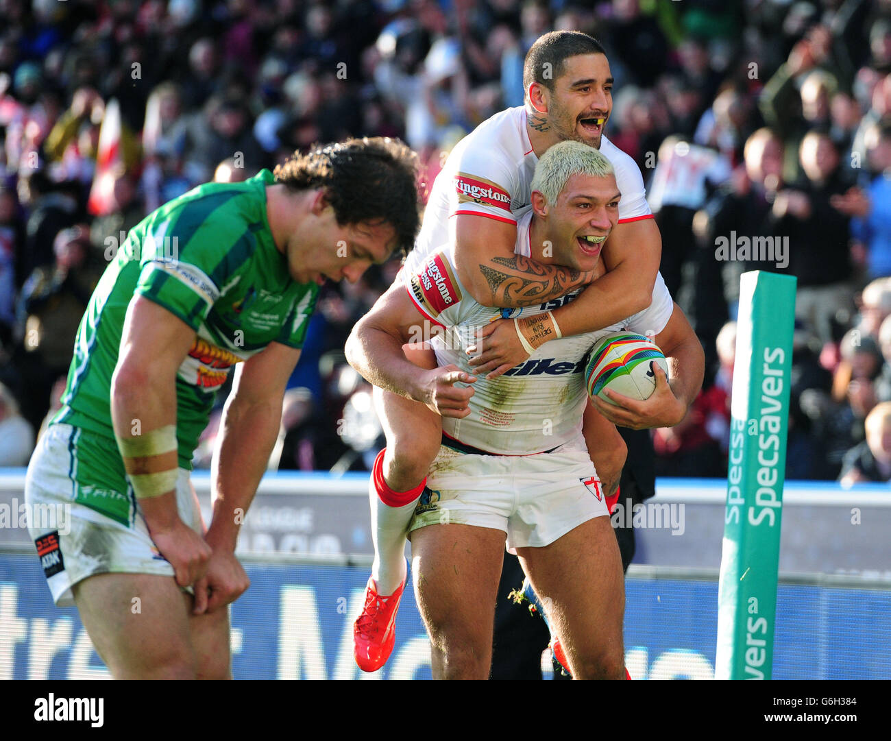 Le Ryan Hall d'Angleterre célèbre avec Rangi Chase (en haut) après avoir misé son chapeau lors du match de la coupe du monde 2013 au stade John Smith, Huddersfield. Banque D'Images