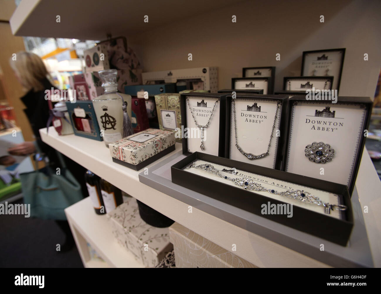 Les marchandises Downton Abbey sont exposées à l'exposition Brand Licensing Europe, à Olympia, dans l'ouest de Londres. Banque D'Images