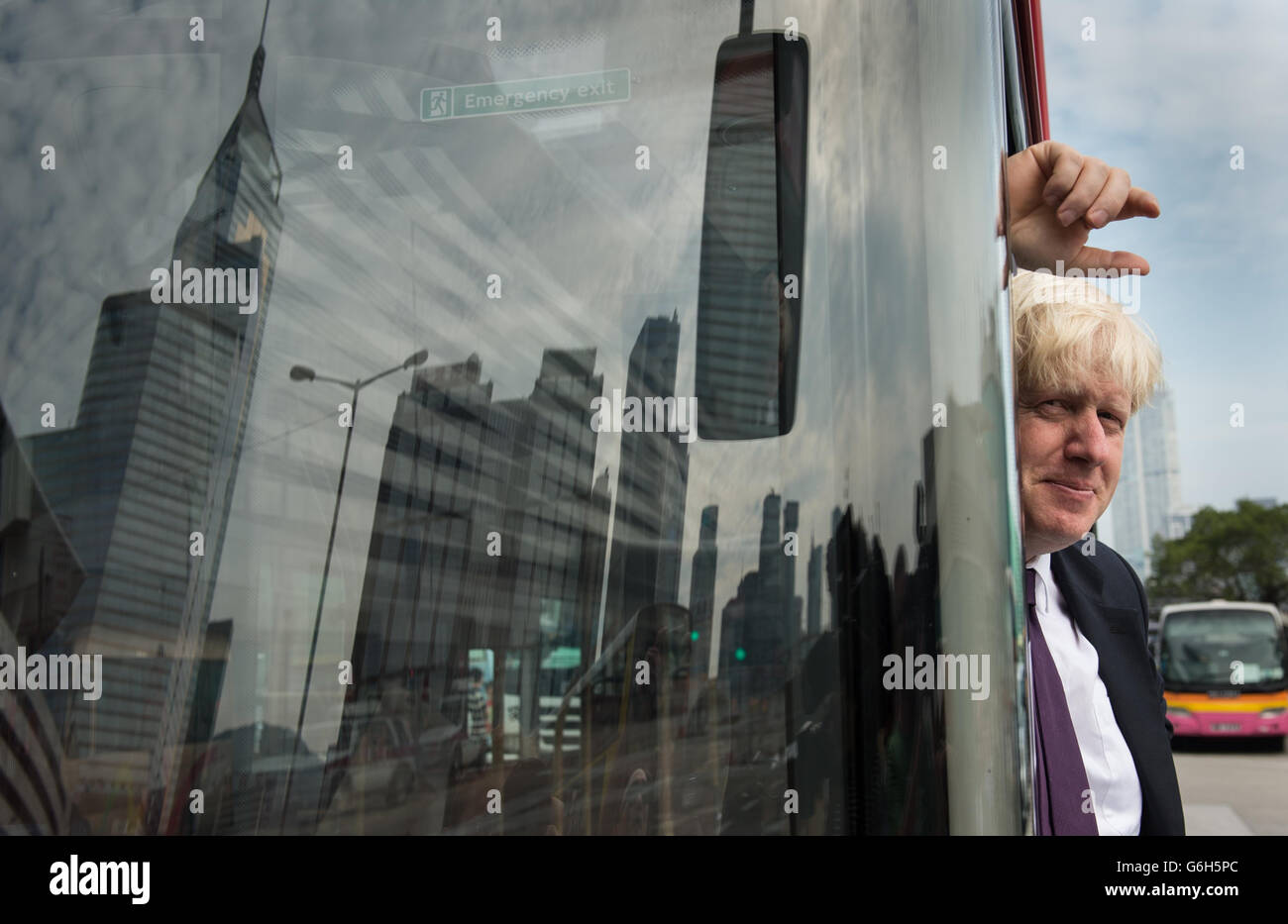 Le maire de Londres Boris Johnson arrive aujourd'hui au terminal Star Ferry à Hong Kong à bord d'un nouveau bus London route Master qu'il espère vendre aux Chinois. Plus tard, il a pris le ferry de l'île de Hong Kong à Kowloon le dernier jour d'une visite d'une semaine en Chine pour promouvoir le commerce entre l'extrême-Orient et Londres. M. Johnson a déjà visité la capitale, Pékin et Shanghai. Banque D'Images
