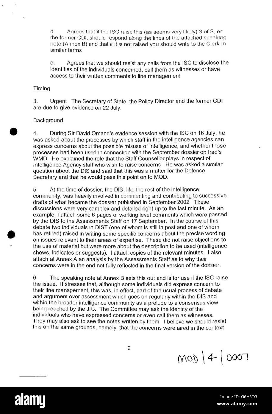 Une page (2 de 3) d'une note du chef adjoint du renseignement de la défense Martin Howard, publiée à l'enquête Hutton, qui indique : "L'ISC est susceptible de sonder le secrétaire d'État ... au sujet du processus par lequel les membres du DIS peuvent exprimer des inquiétudes au sujet de l'utilisation abusive de l'intelligence." Le secrétaire à la Défense, Geoff Hoon, est confronté à des accusations d'avoir donné des preuves « mentrices » à une enquête parlementaire sur les armes de destruction massive irakiennes. Le Evening Standard de Londres a déclaré que le Comité du renseignement et de la sécurité (ISC) trouvera que M. Hoon a retenu les preuves de son enquête quand Banque D'Images
