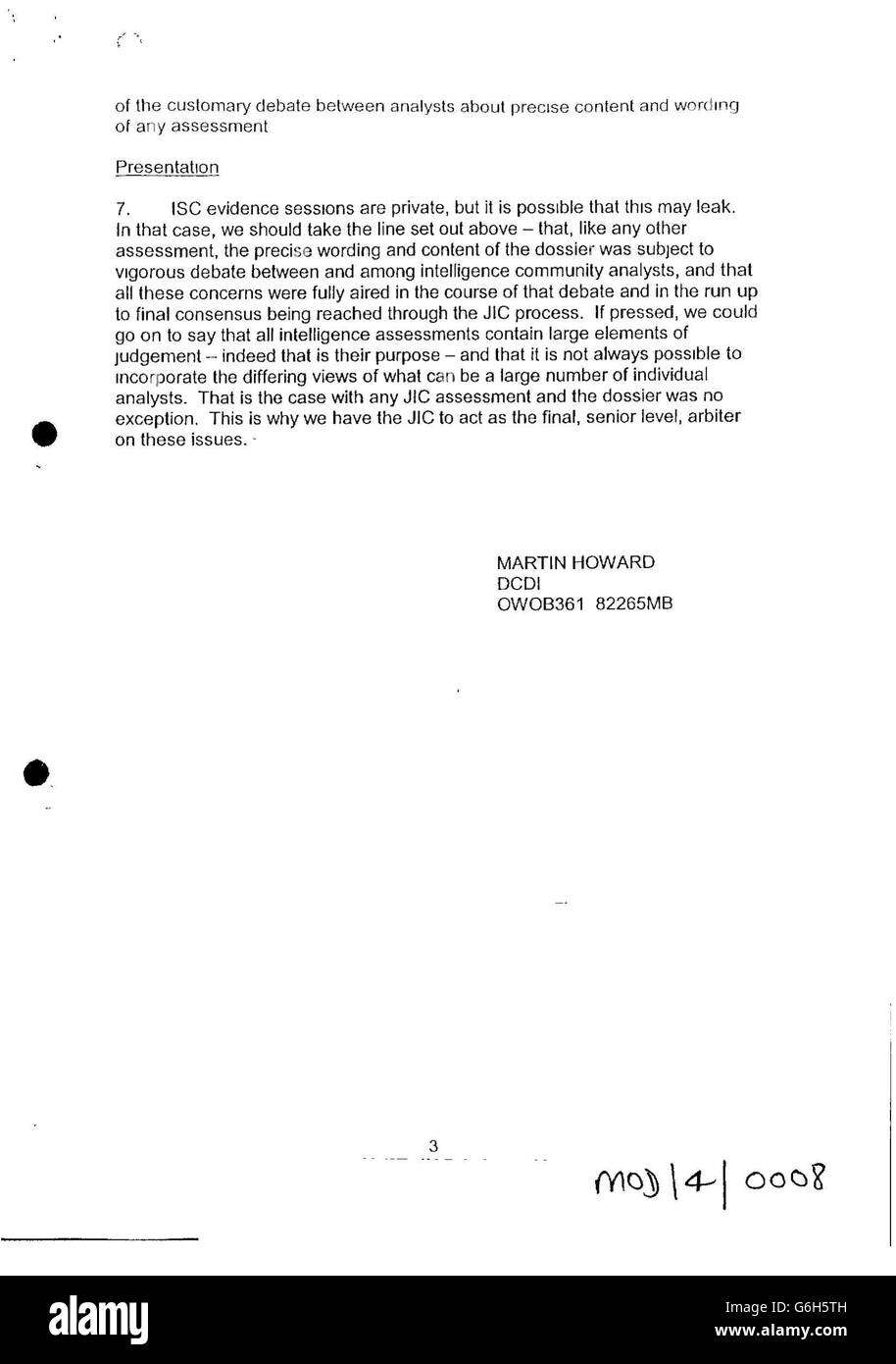 Une page (1 de 3) d'une note du chef adjoint du renseignement de la défense Martin Howard, publiée à l'enquête Hutton, qui indique : "L'ISC est susceptible de sonder le secrétaire d'État ... au sujet du processus par lequel les membres du DIS peuvent exprimer des inquiétudes au sujet de l'utilisation abusive de l'intelligence." Le secrétaire à la Défense, Geoff Hoon, est confronté à des accusations d'avoir donné des preuves « mentrices » à une enquête parlementaire sur les armes de destruction massive irakiennes. Le Evening Standard de Londres a déclaré que le Comité du renseignement et de la sécurité (ISC) trouvera que M. Hoon a retenu les preuves de son enquête quand Banque D'Images
