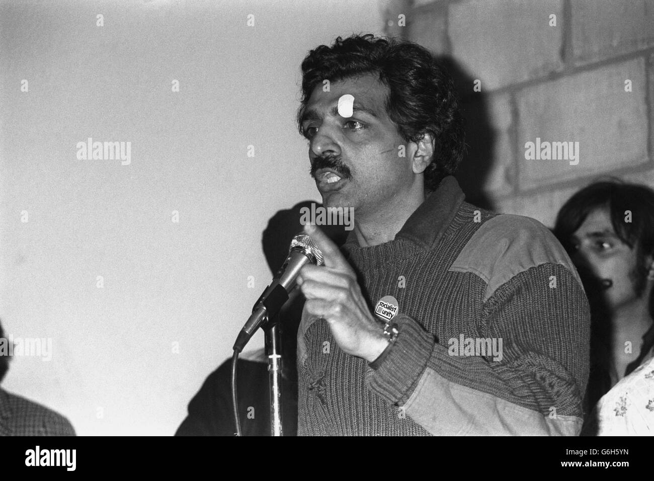 Tariq Ali, candidat à l'unité socialiste pour Southall aux prochaines élections et l'un des détenus lors des émeutes de Southall hier soir, prenant la parole lors d'une réunion au cinéma Dominion, Southall, À laquelle ont assisté des témoins oculaires de l'attaque présumée contre Blair Peach, un membre de la Ligue anti-nazie de 33 ans né en Nouvelle-Zélande et mort de blessures à la tête à l'hôpital d'Ealing après que des manifestants aient affronté des policiers et des manifestants anti-racisme, Qui protestaient contre une manifestation électorale du Front national à l'hôtel de ville de Southall. Banque D'Images