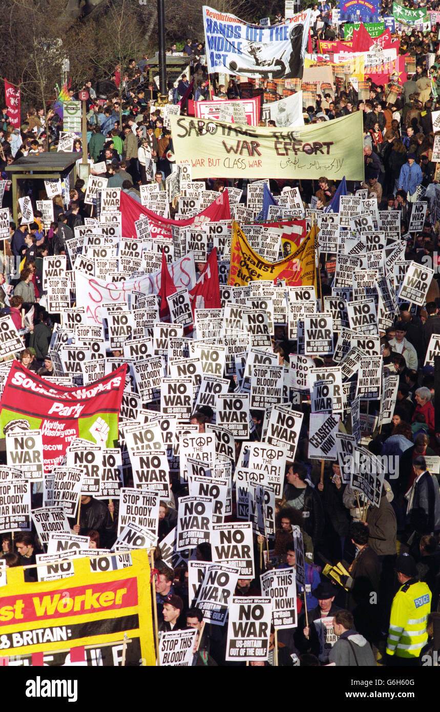 Des milliers de marcheurs lors d'une manifestation « Top the war » dans le centre de Londres. Banque D'Images