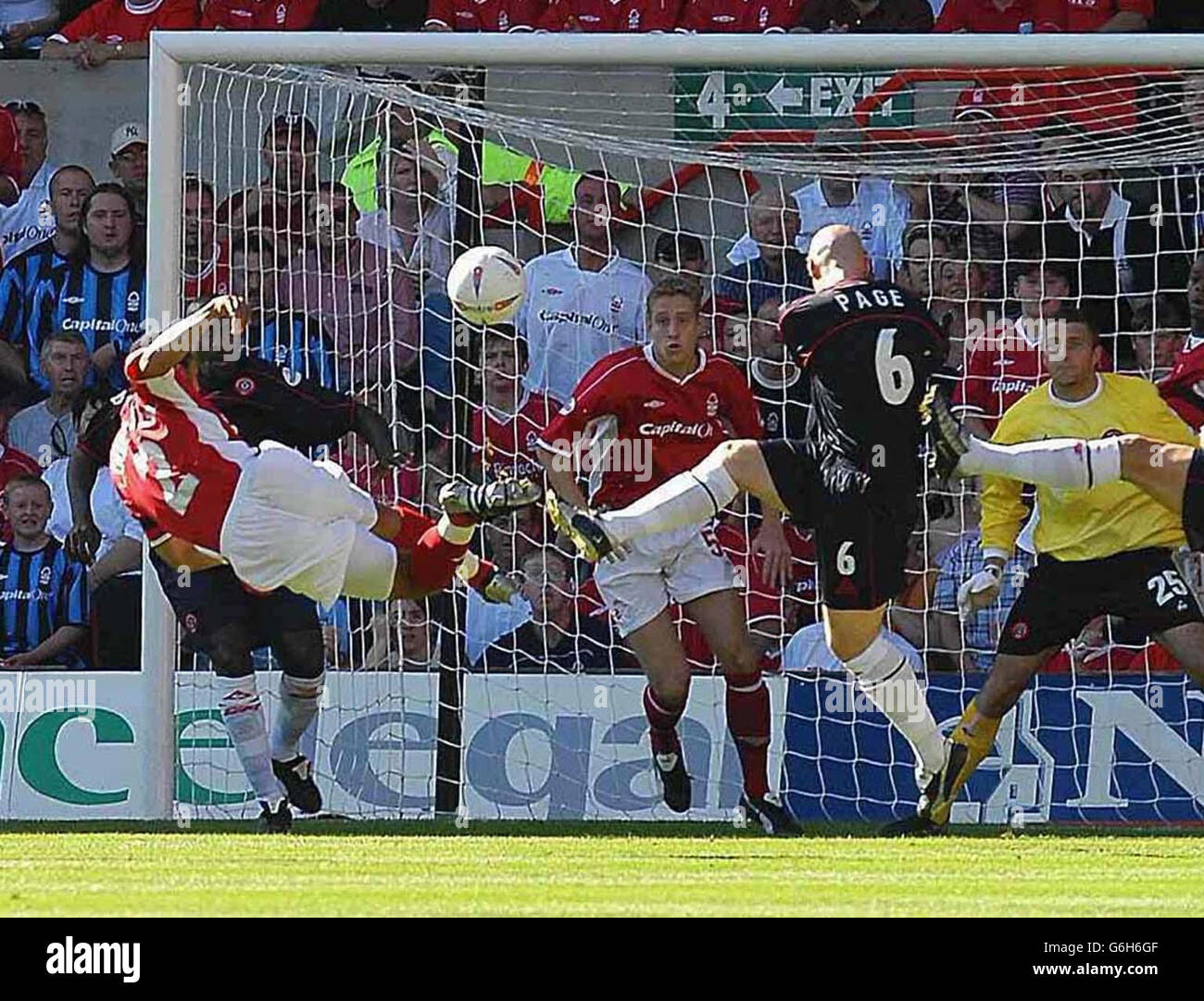 Matthieu Louis de la forêt de Nottingham - Jean tente un match acrobatique sur le but de Sheffield Utd lors de leur match de la division nationale 1 au City Ground, à Nottingham. PAS D'UTILISATION DU SITE WEB DU CLUB OFFICIEUX. Banque D'Images