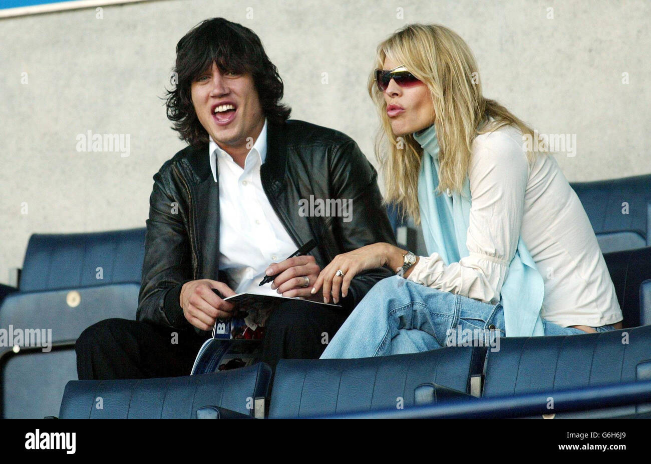 Newlyweds Vernon et Tess Kay lors du match de First ership de FA Barclaycard entre Bolton Wanderers et Middlesbrough au stade Reebok, à Bolton.Vernon a noué le nœud avec Tess, hier.Bolton a gagné 2-0. Banque D'Images