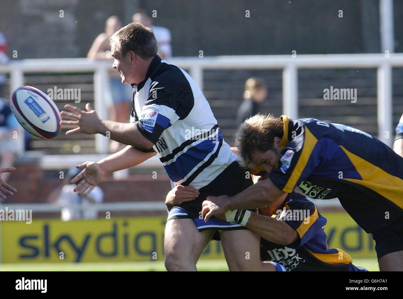 Matt Perry de Bath (à gauche) est arrêté par la défense de Leeds Tykes lors de leur match de Zurich Premierhip à Headingly, Leeds. Banque D'Images