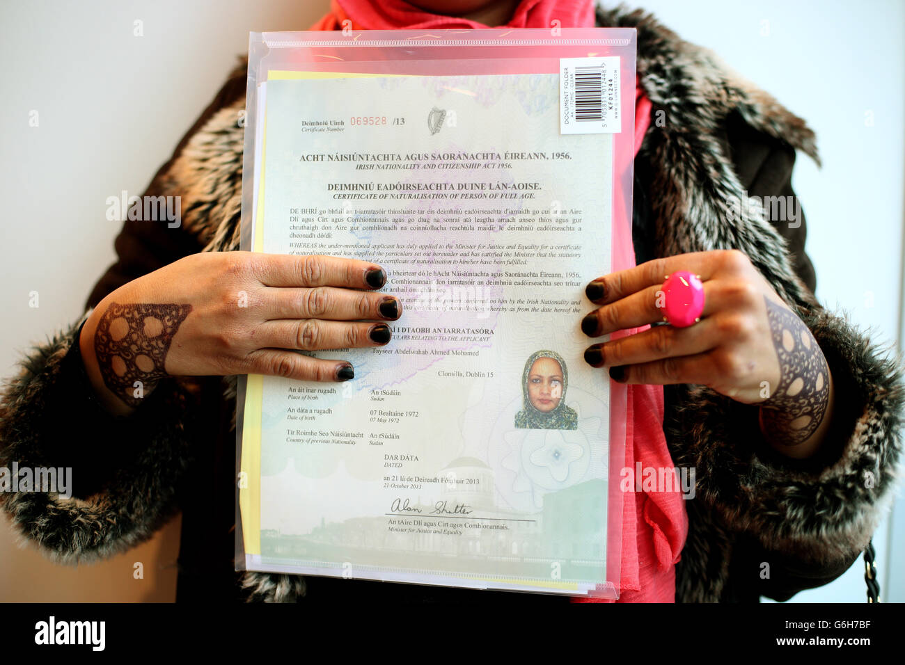 NOTE AUX ÉDITEURS: L'ADRESSE SUR CERTIFUCATE PIXELATED PAR PA PHOTO DESK le nouveau citoyen irlandais Dayseer Mohamed, du Soudan, qui vit maintenant à Clonsilla, affiche son certificat de naturalisation de la personne de plein âge après une cérémonie de citoyenneté qui a eu lieu au Centre de congrès de Dublin, North Wall Quay, Dublin. Banque D'Images