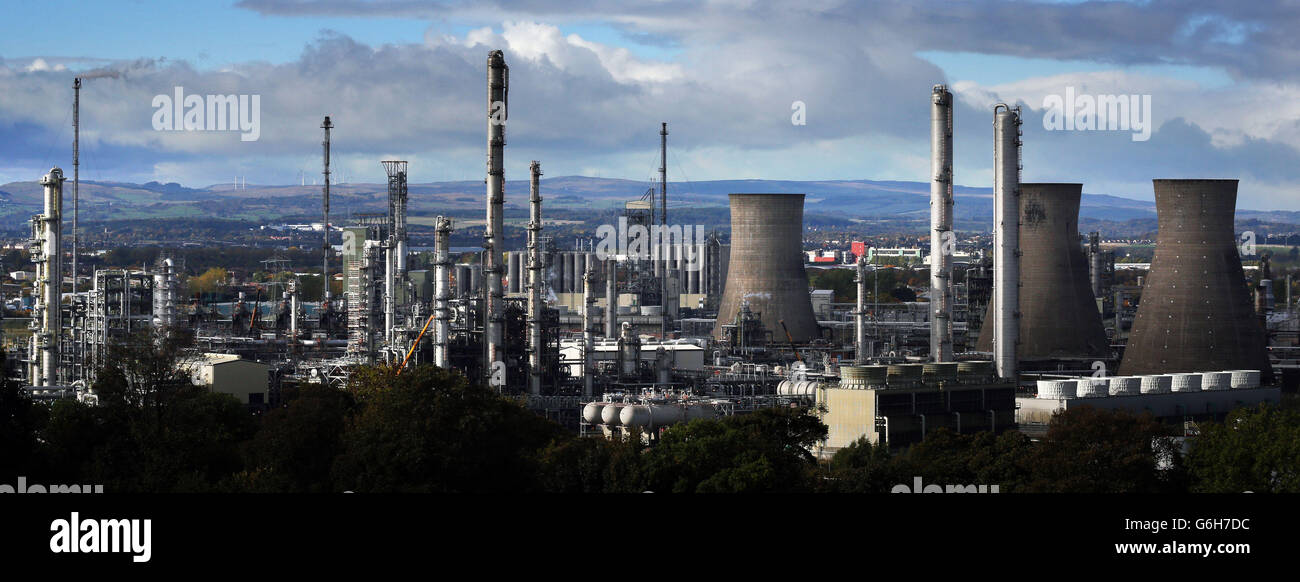 Un point de vue général de la raffinerie de pétrole de Grangemouth à Falkirk, en Écosse, à la suite d'une réunion où les propriétaires Ineos ont décidé de fermer la partie pétrochimique du complexe à la suite de la dispute sur les salaires et les conditions. Banque D'Images