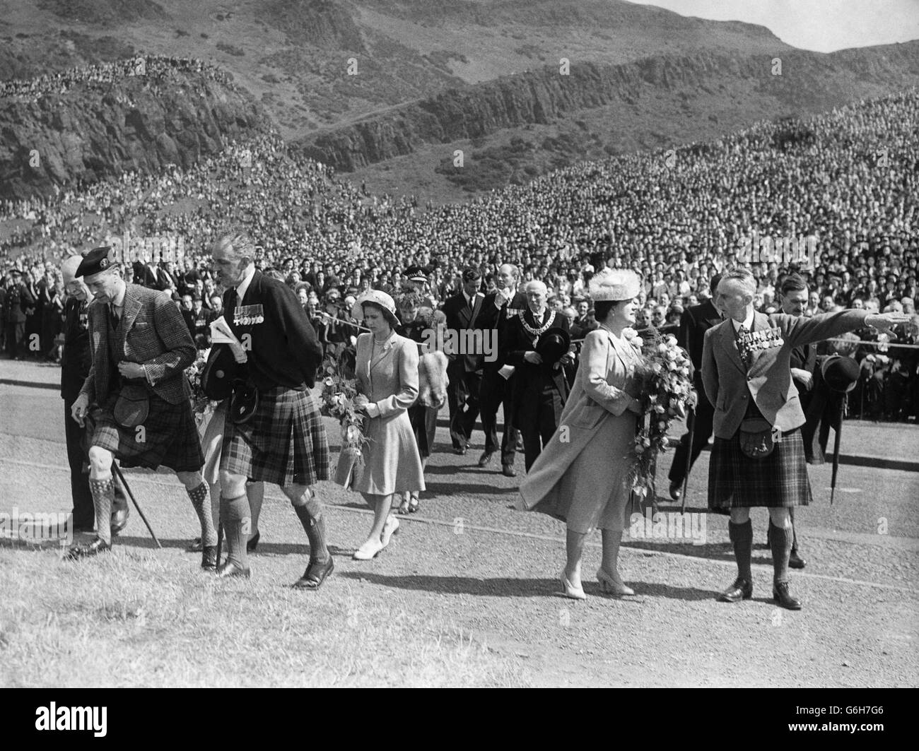 Le Royal Party traverse la route jusqu'à la base de salinisation avant la parade de la Légion britannique à King's Park, Holyrood House, Édimbourg. Sur la photo de gauche, le roi George VI et la reine Elizabeth sont illustrés à droite. La princesse Elizabeth est représentée au centre. Banque D'Images