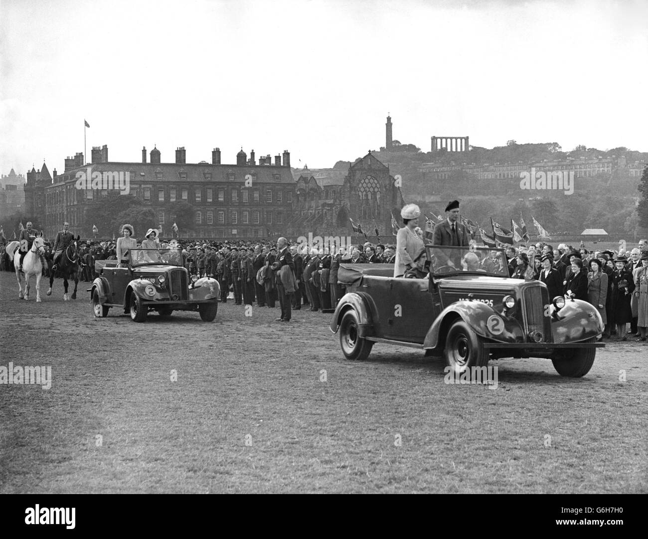 Leurs majestueuses le Roi et la Reine et les deux Princesses assistant à un défilé de la Légion britannique dans le parc du Roi, Holyrood, Édimbourg. Le roi George VI et la reine Elizabeth sont photographiés à l'avant de la voiture, derrière eux se trouvent la princesse Elizabeth et la princesse Margaret. Banque D'Images