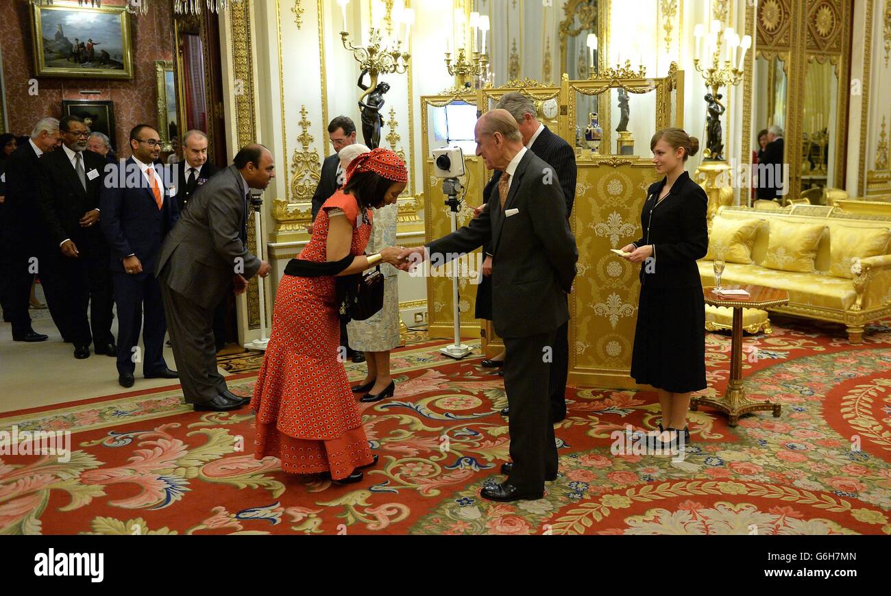 La reine Elizabeth II (partiellement cachée) et le duc d'Édimbourg accueillent les invités à une réception pour le Queen Elizabeth Diamond Jubilee Trust à Buckingham Palace, Londres. Banque D'Images