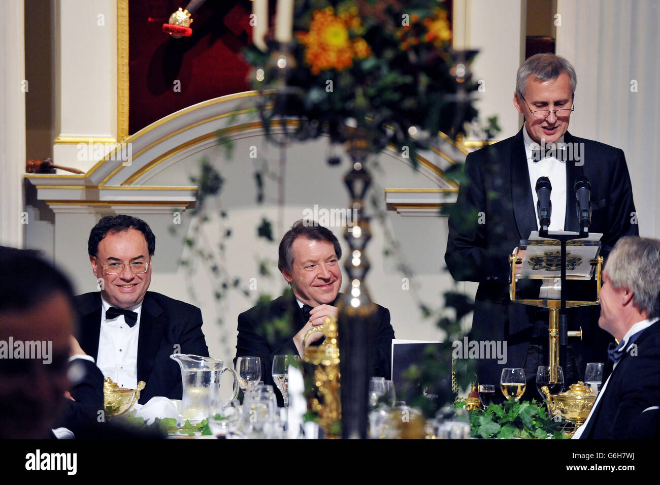 Martin Wheatley (à droite), chef de la direction de l'Autorité de déontologie financière, prononce son discours en tant que Lord Mayor Roger Gifford (au centre) et Andrew Bailey (à gauche), chef de la direction de l'Autorité de régulation prudentielle, lors du banquet municipal à Mansion House, dans la ville de Londres. Banque D'Images