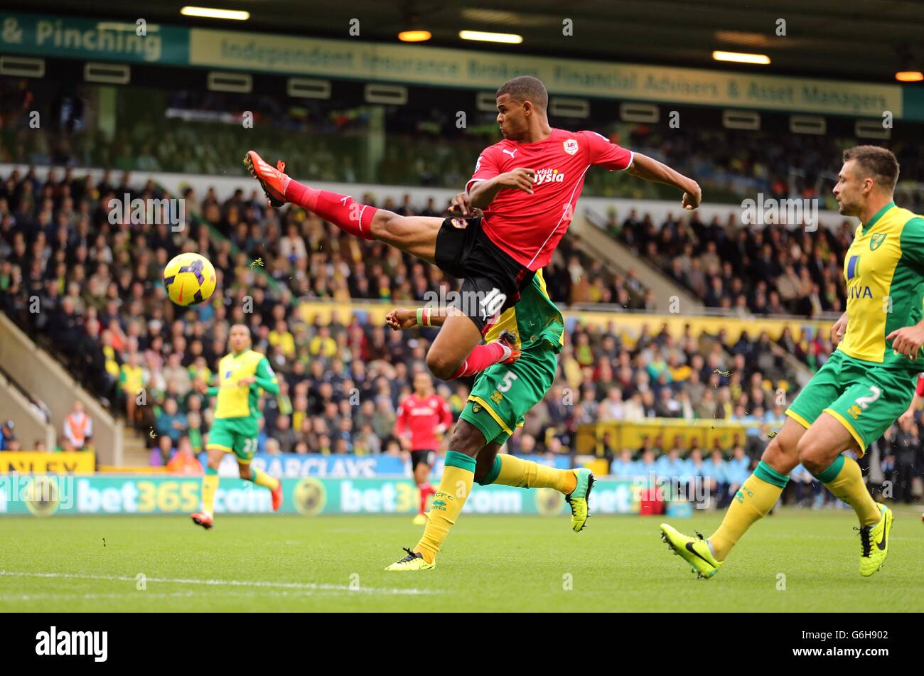 Fraizer Campbell de Cardiff City s'étire pour le ballon Banque D'Images