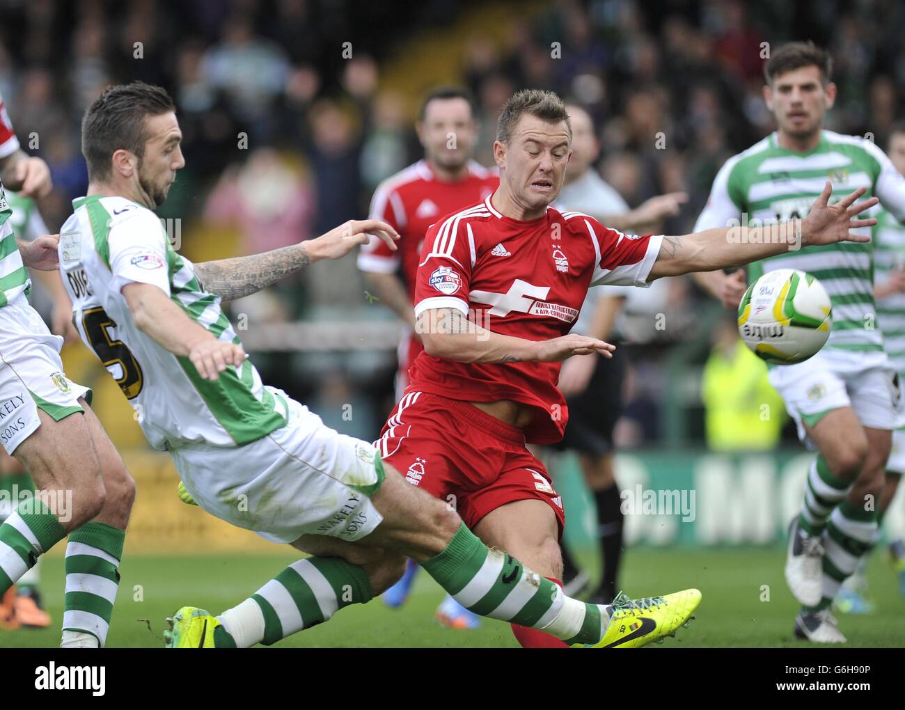 Football - Championnat Sky Bet - Yeovil Town / Nottingham Forest - Huish Park.Shane Duffy de Yeovil Town et Simon Cox de Nottingham Forest en action lors du match de championnat Sky Bet à Huish Park, Yeovil. Banque D'Images