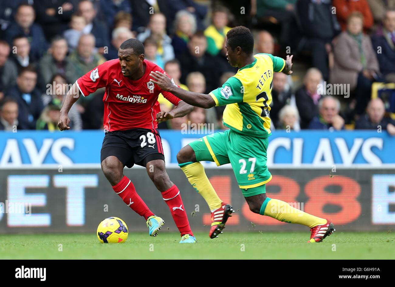 Alexander Tettey (à droite) de Norwich City et Kevin Theophile-Catherine de Cardiff City bataille pour le ballon Banque D'Images